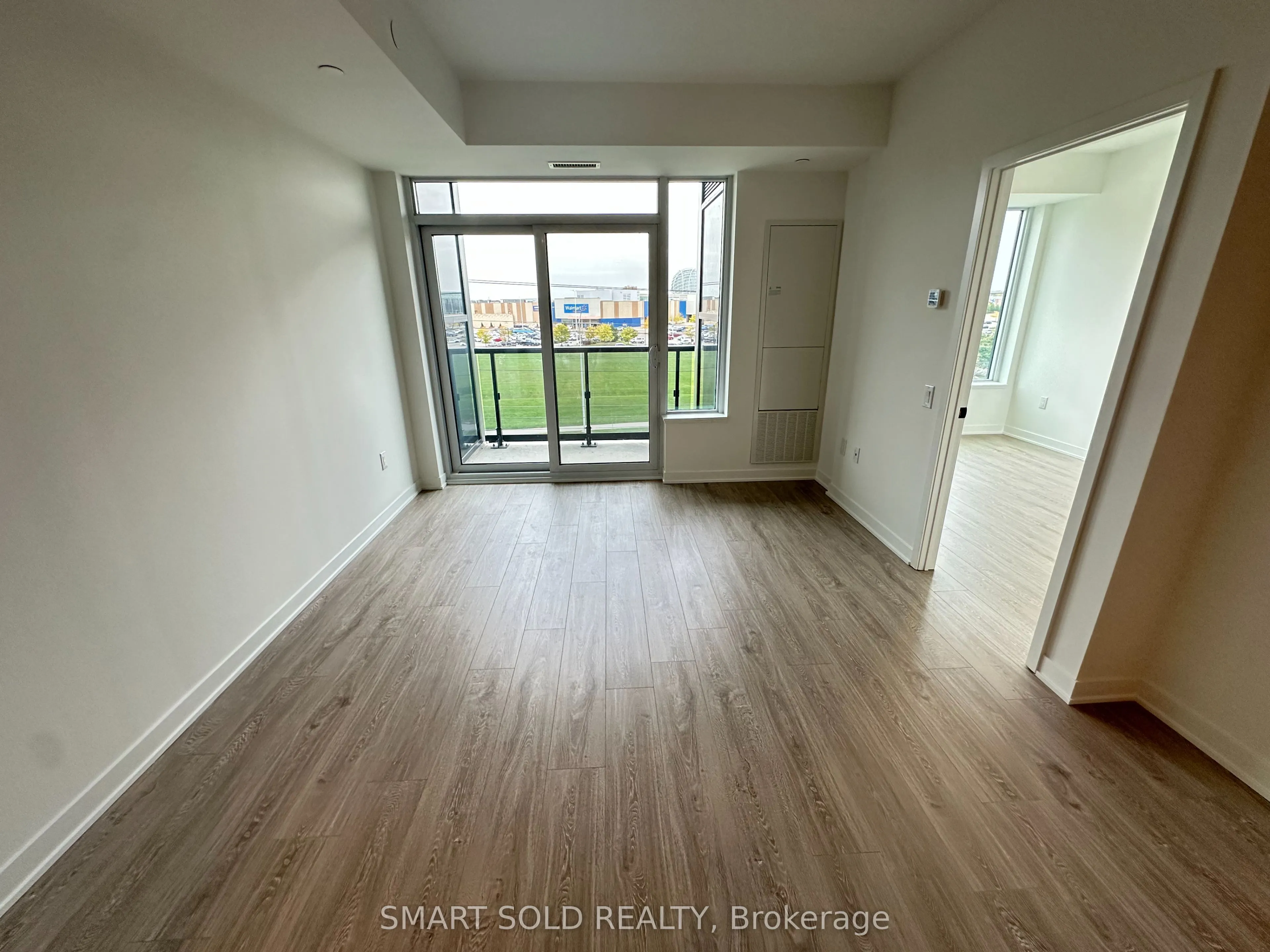 2495 Eglinton Avenue W, #606