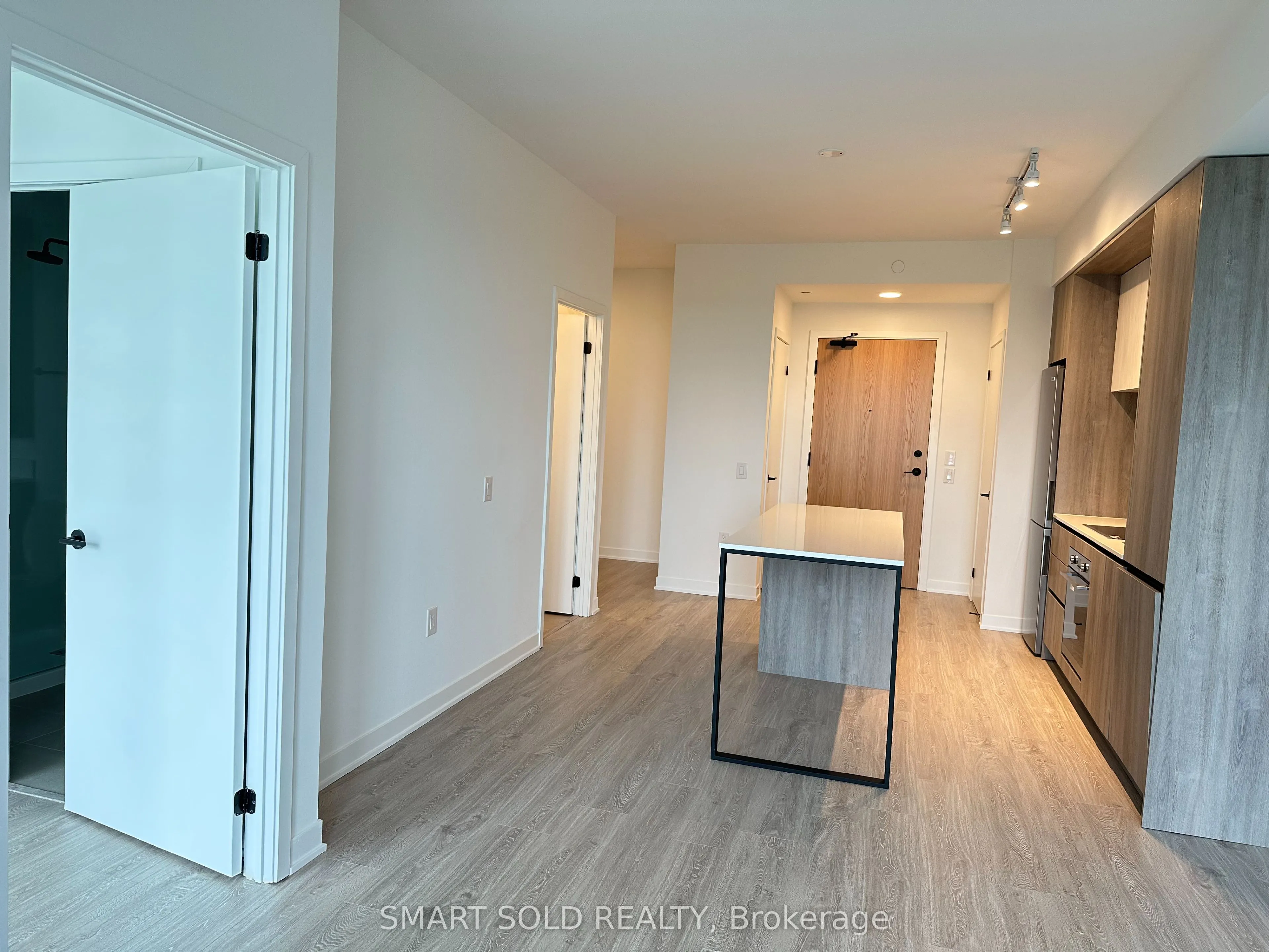 2495 Eglinton Avenue W, #606