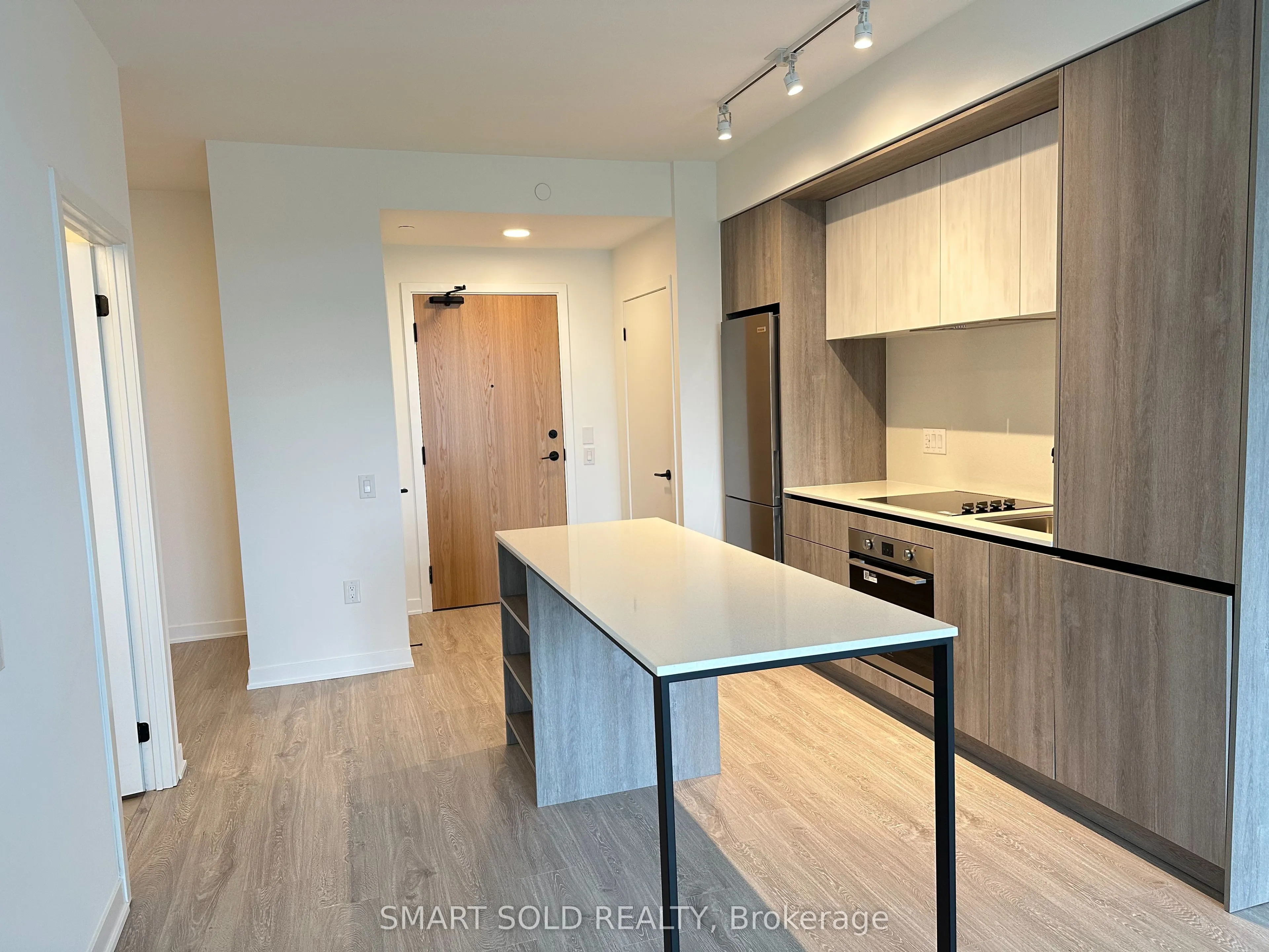 2495 Eglinton Avenue W, #606