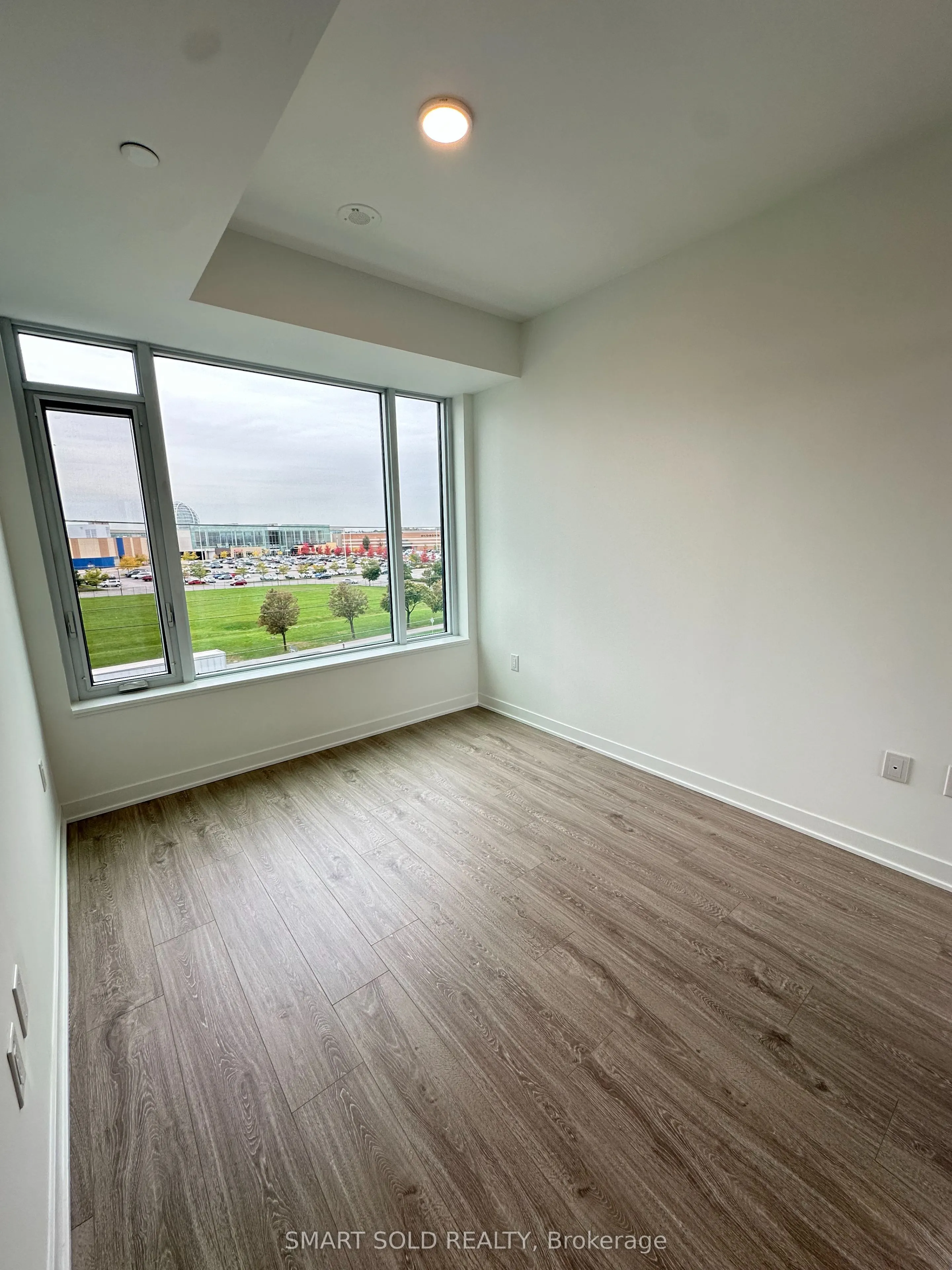 2495 Eglinton Avenue W, #606