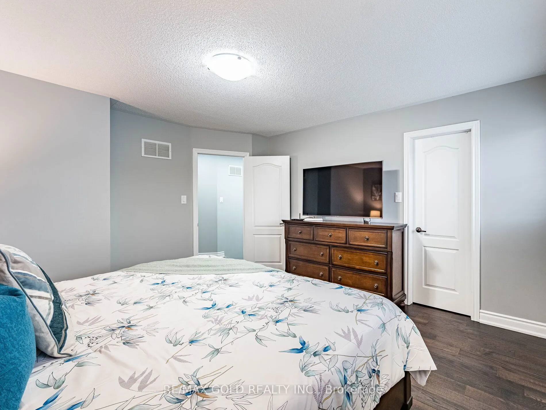 39 Tessler Crescent
