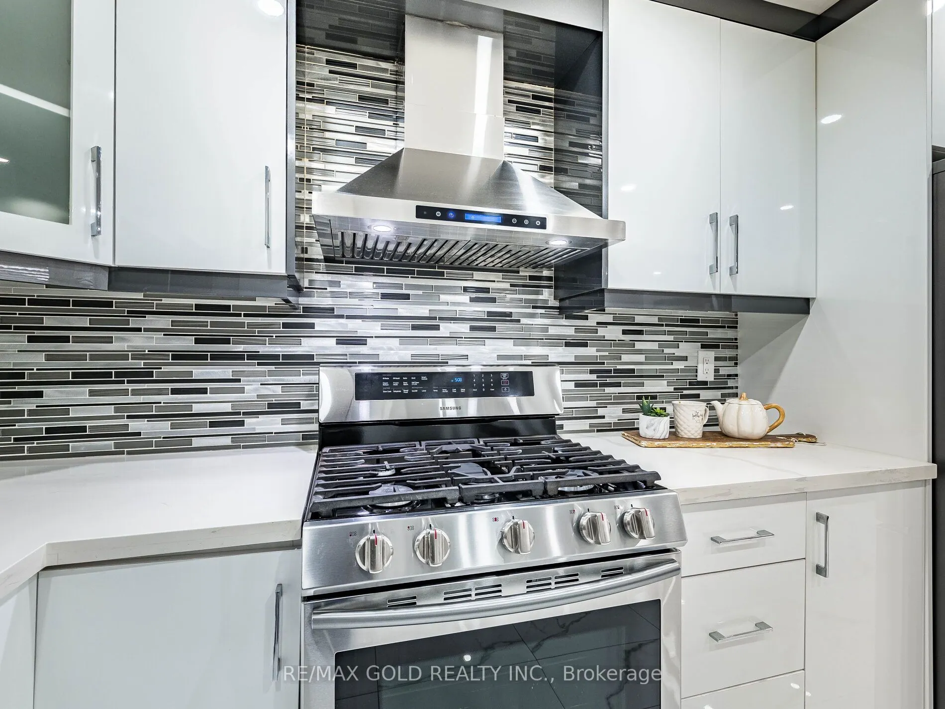 39 Tessler Crescent