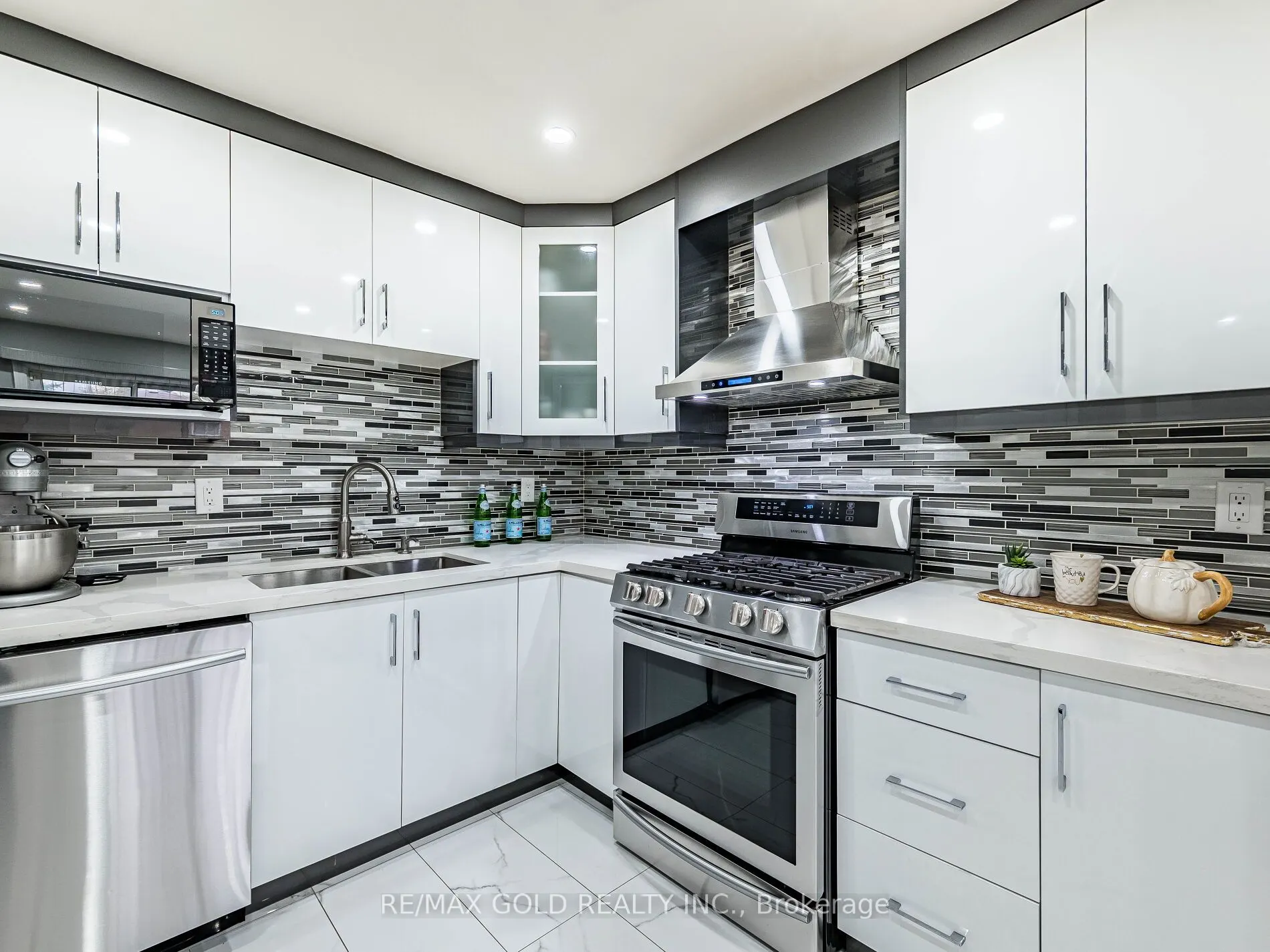 39 Tessler Crescent