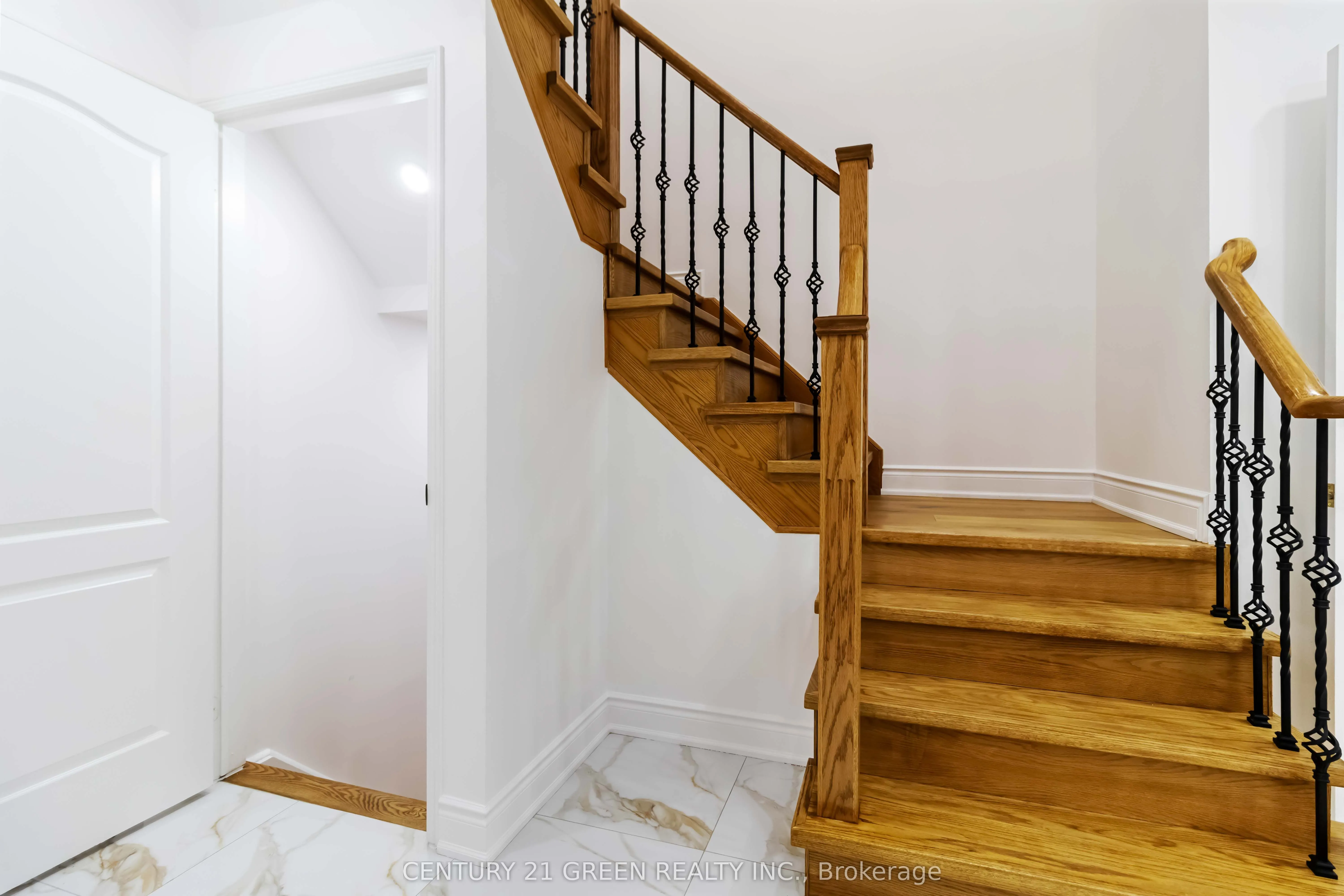6085 Rowers Crescent