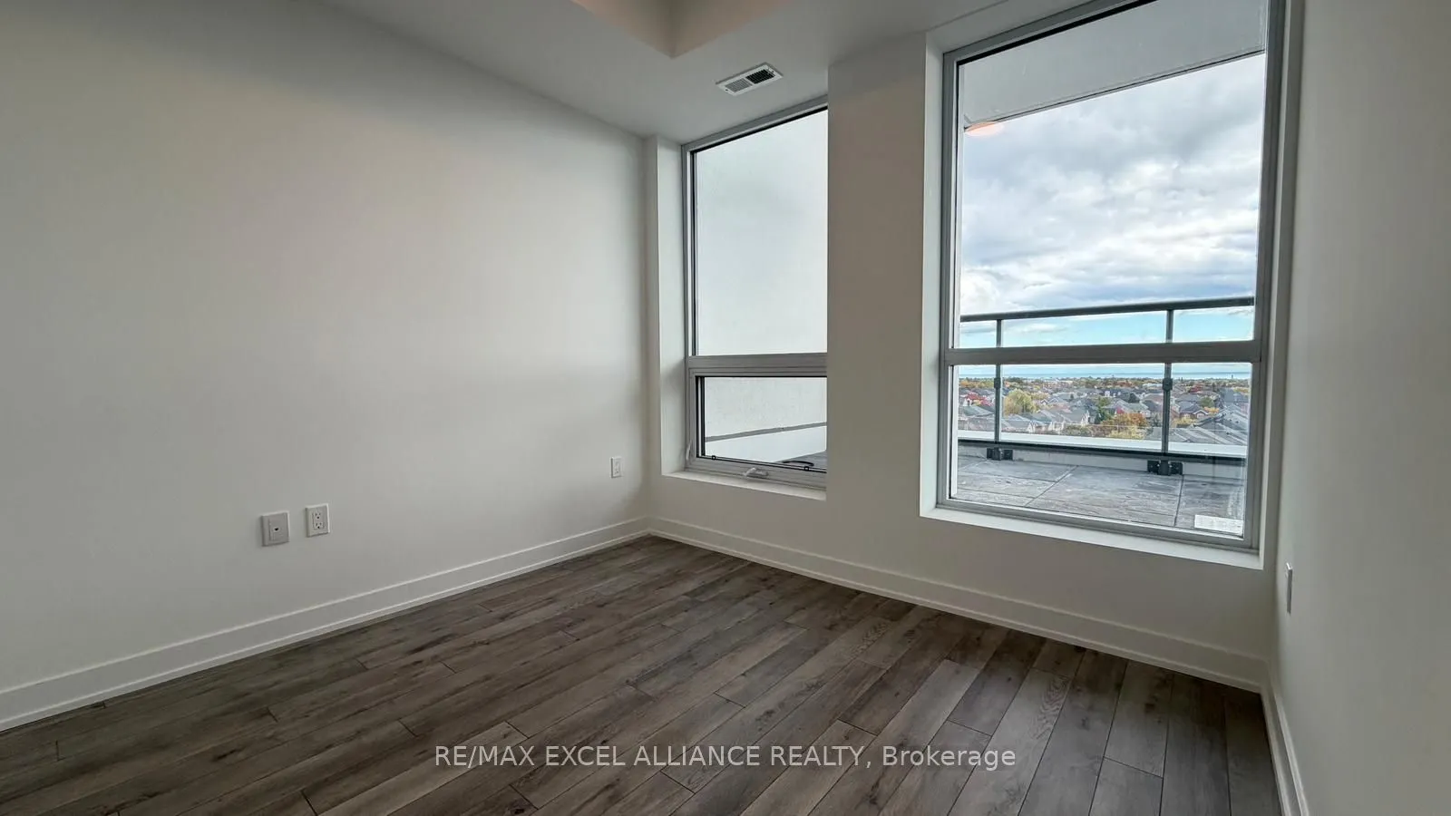 1005 Dundas Street E, #811