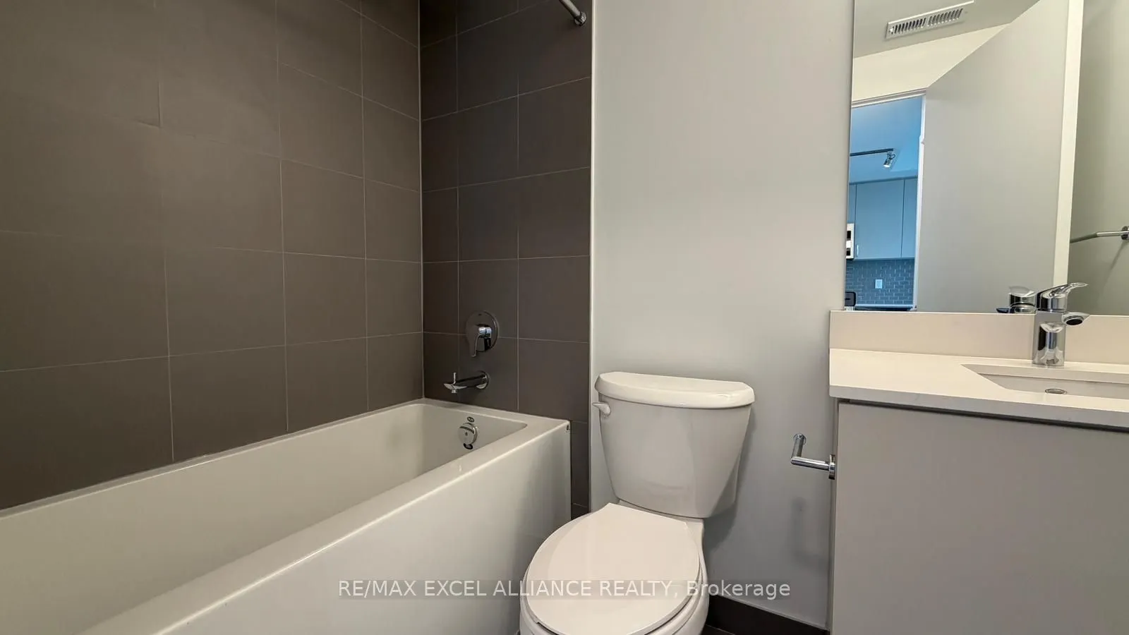 1005 Dundas Street E, #811
