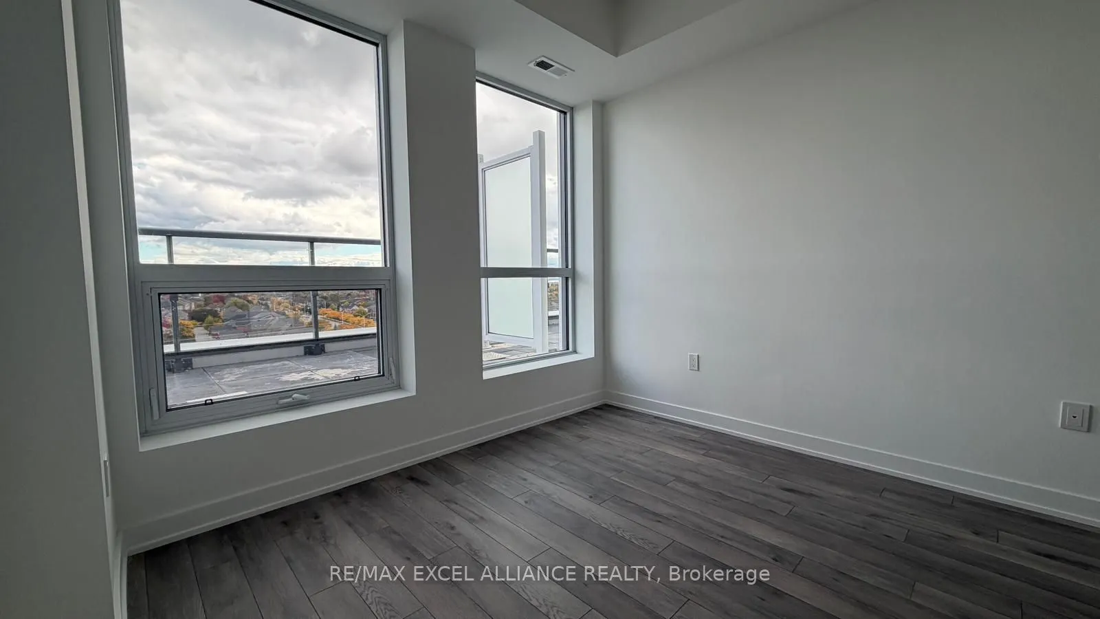 1005 Dundas Street E, #811