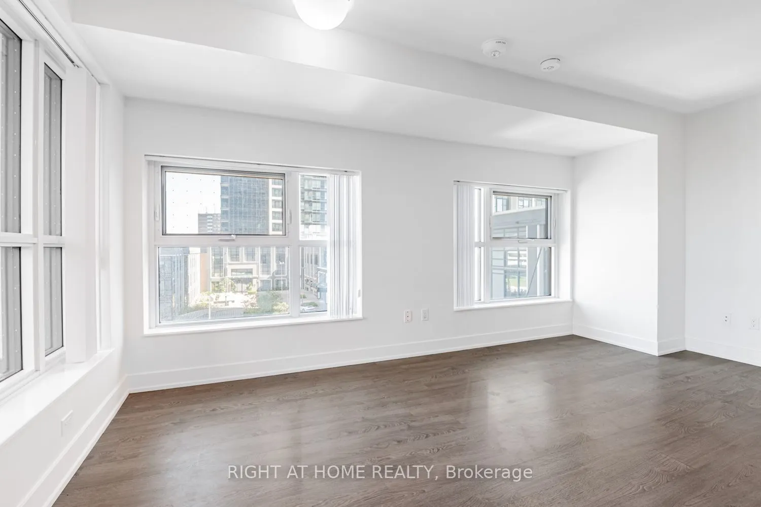 9 Mabelle Avenue, #318