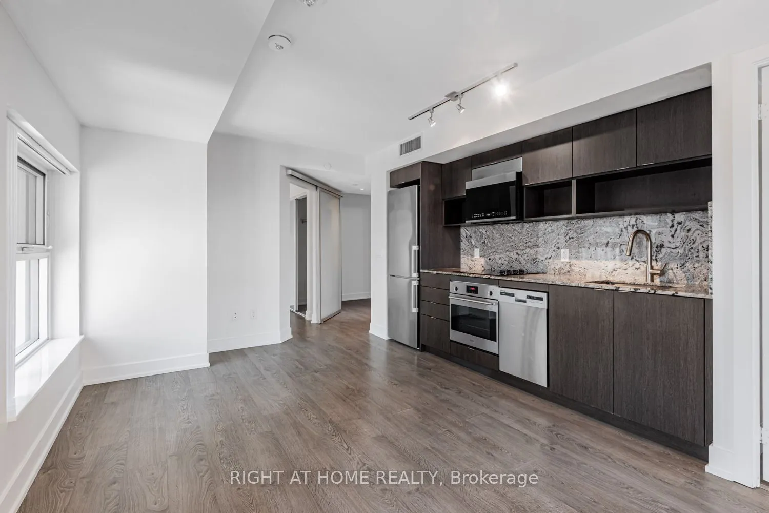 9 Mabelle Avenue, #318