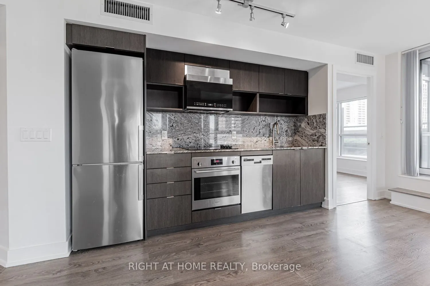 9 Mabelle Avenue, #318