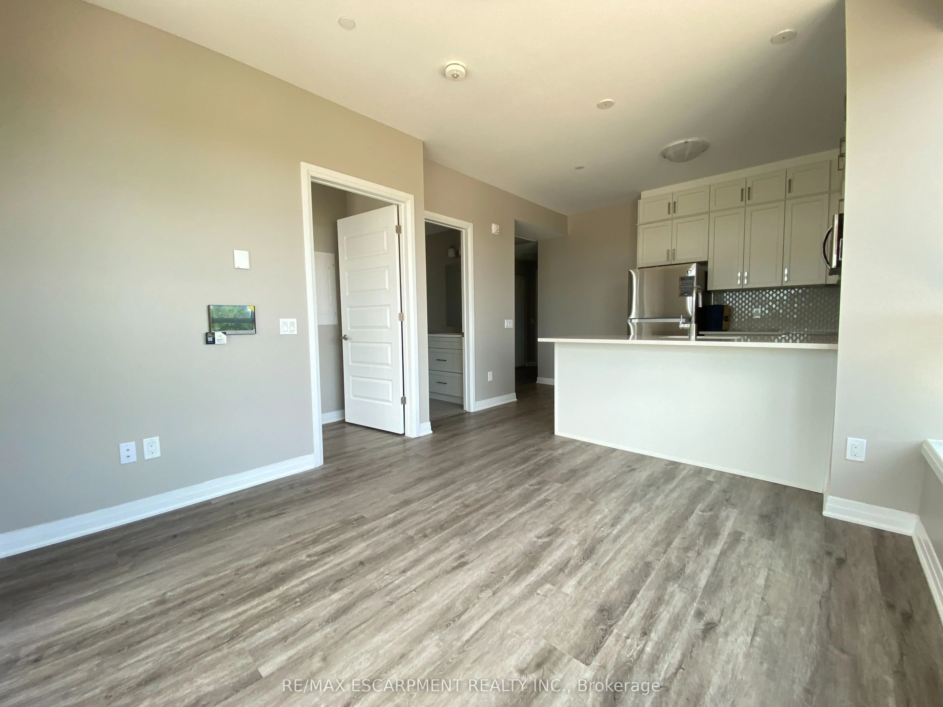 95 Dundas Street W, #106