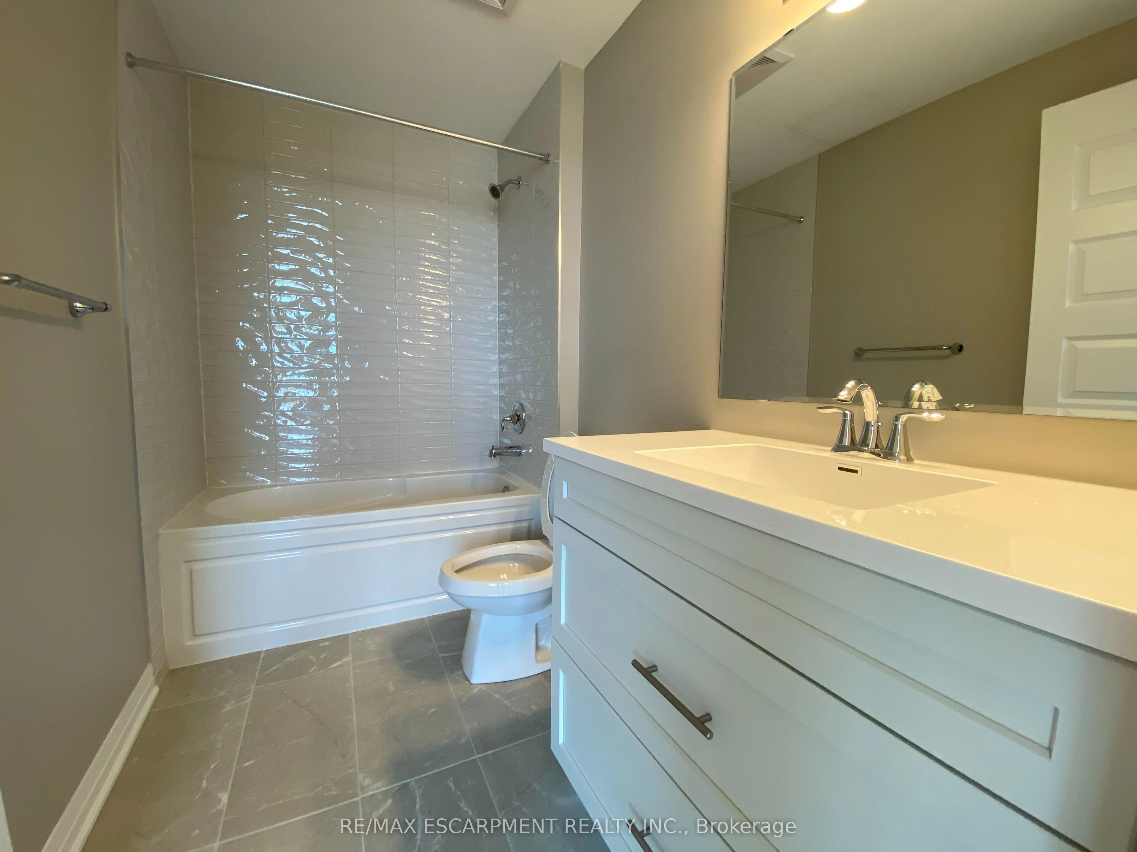 95 Dundas Street W, #106