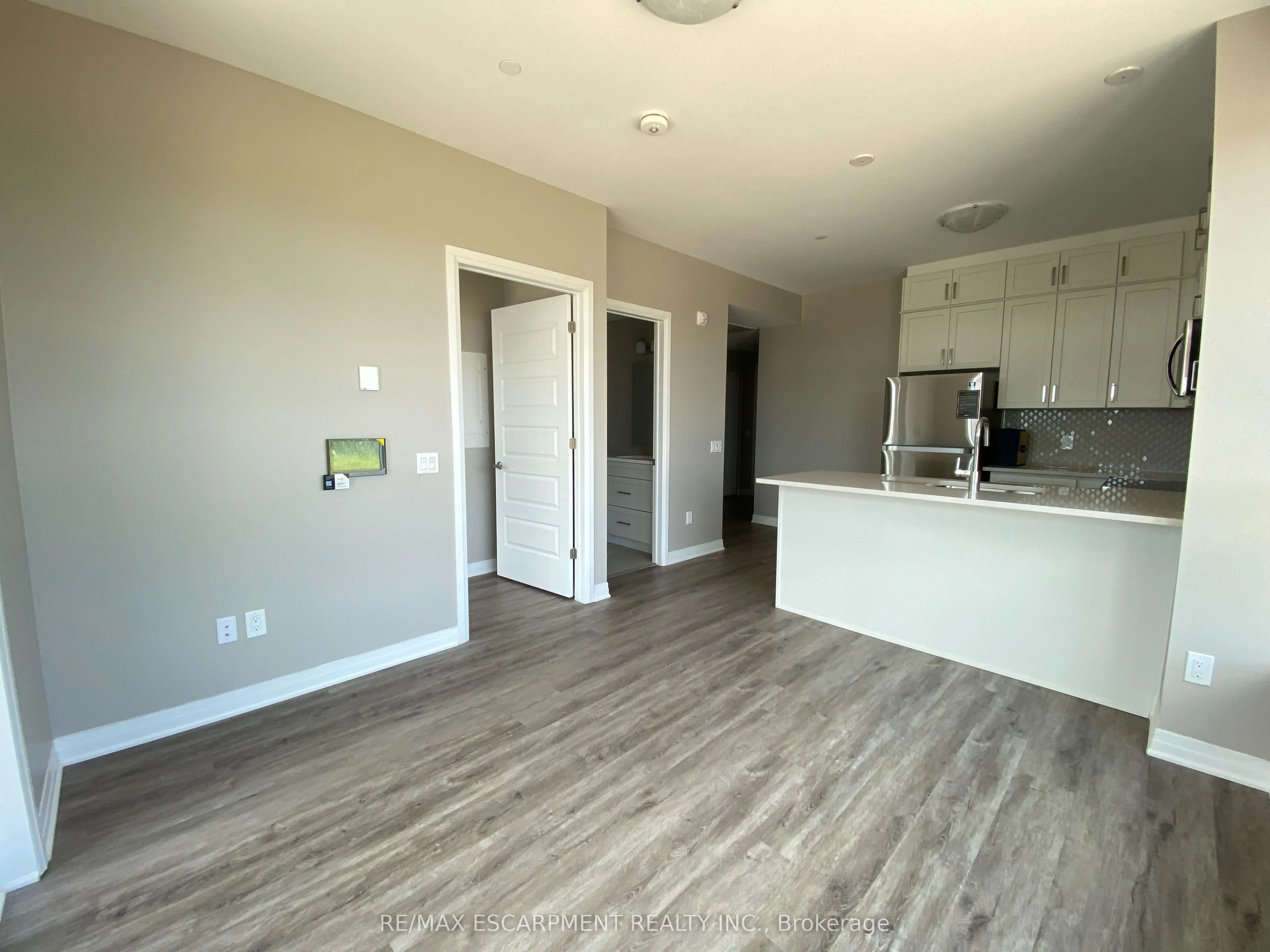 95 Dundas Street W, #106