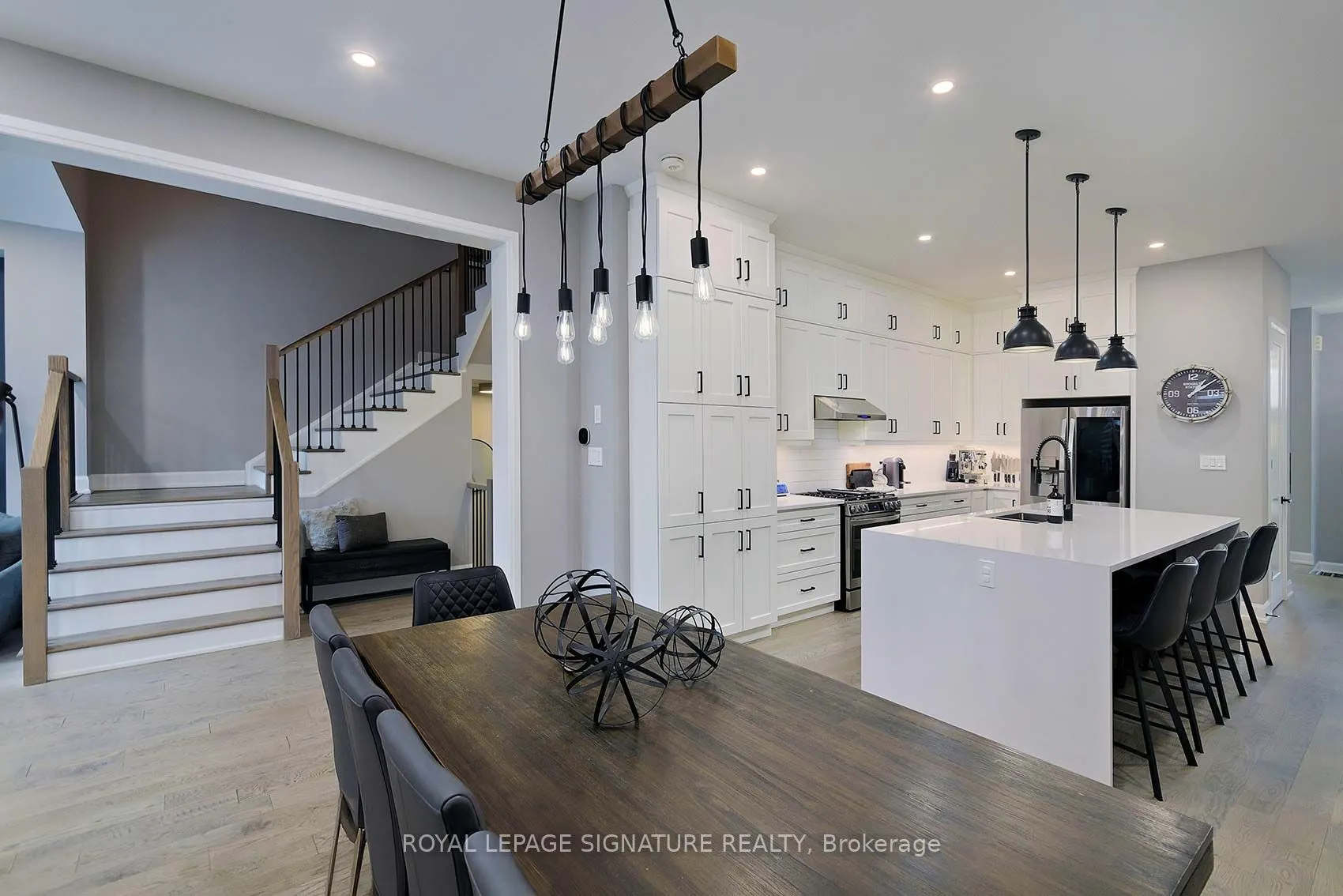 1467 Lakeport Crescent