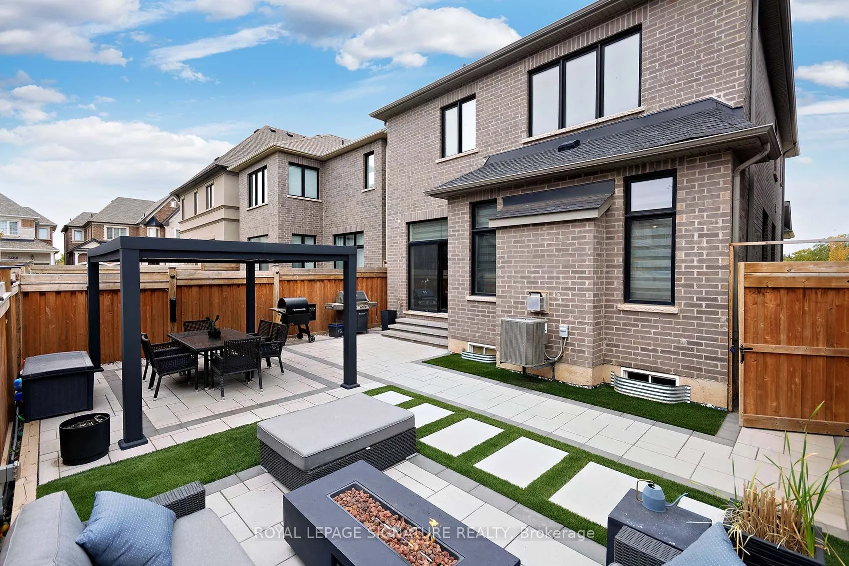 1467 Lakeport Crescent