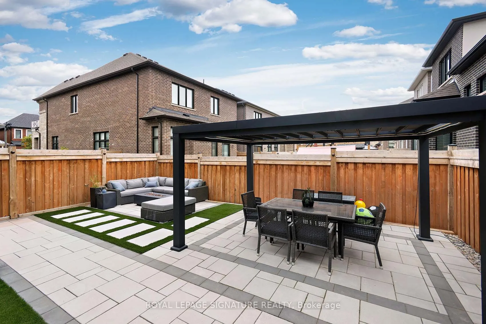 1467 Lakeport Crescent