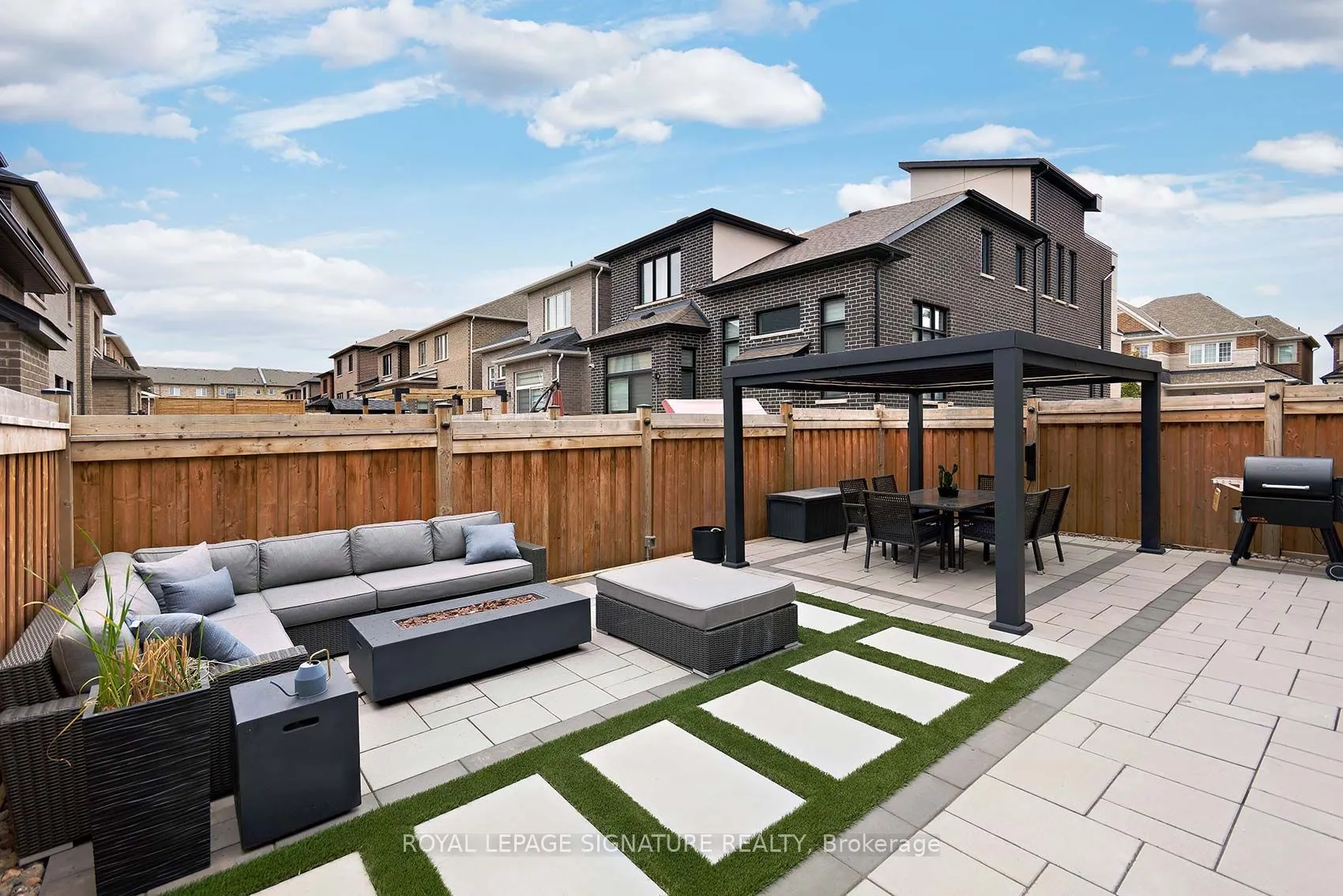 1467 Lakeport Crescent