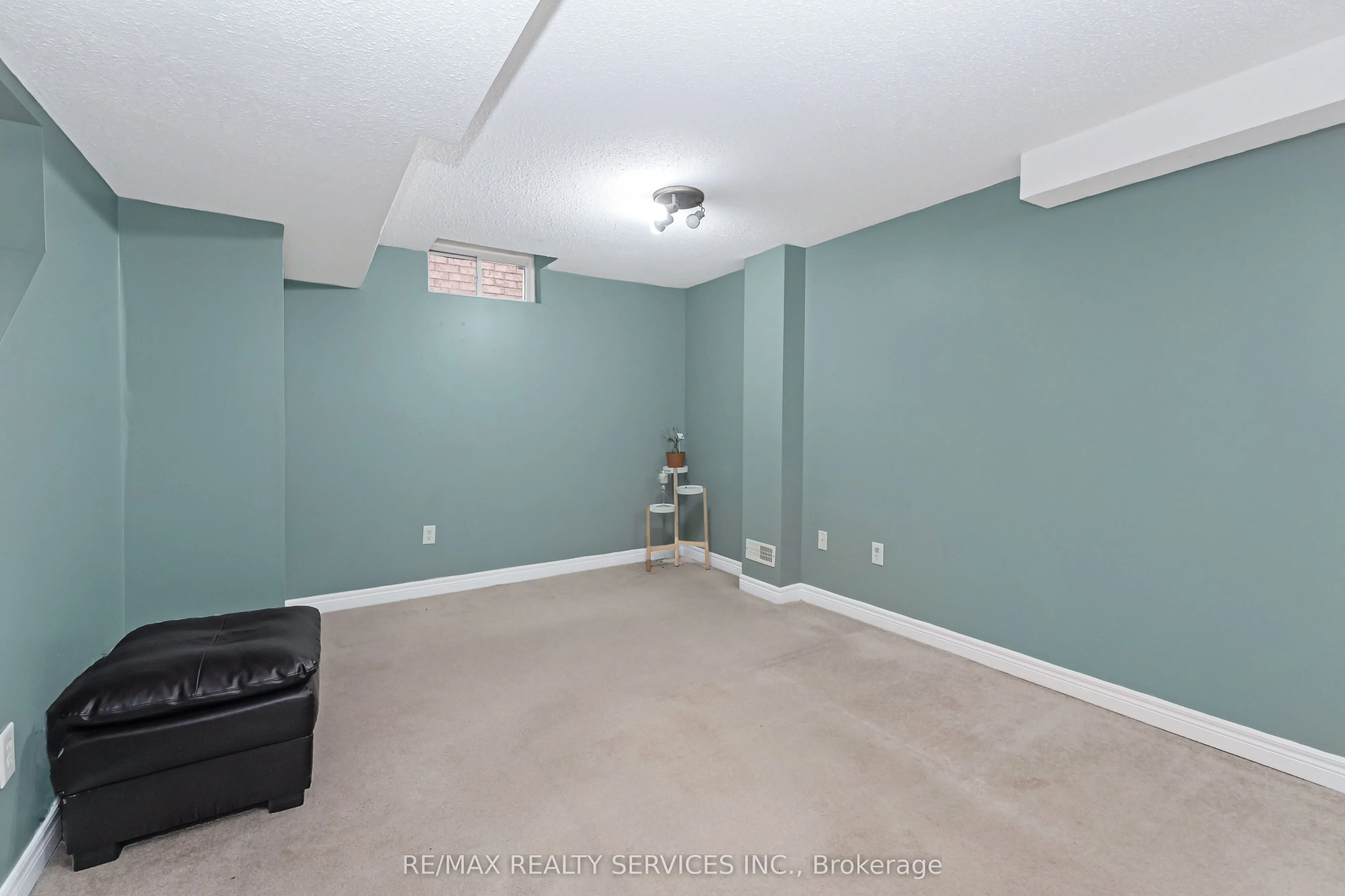 8 Ridgemore Crescent