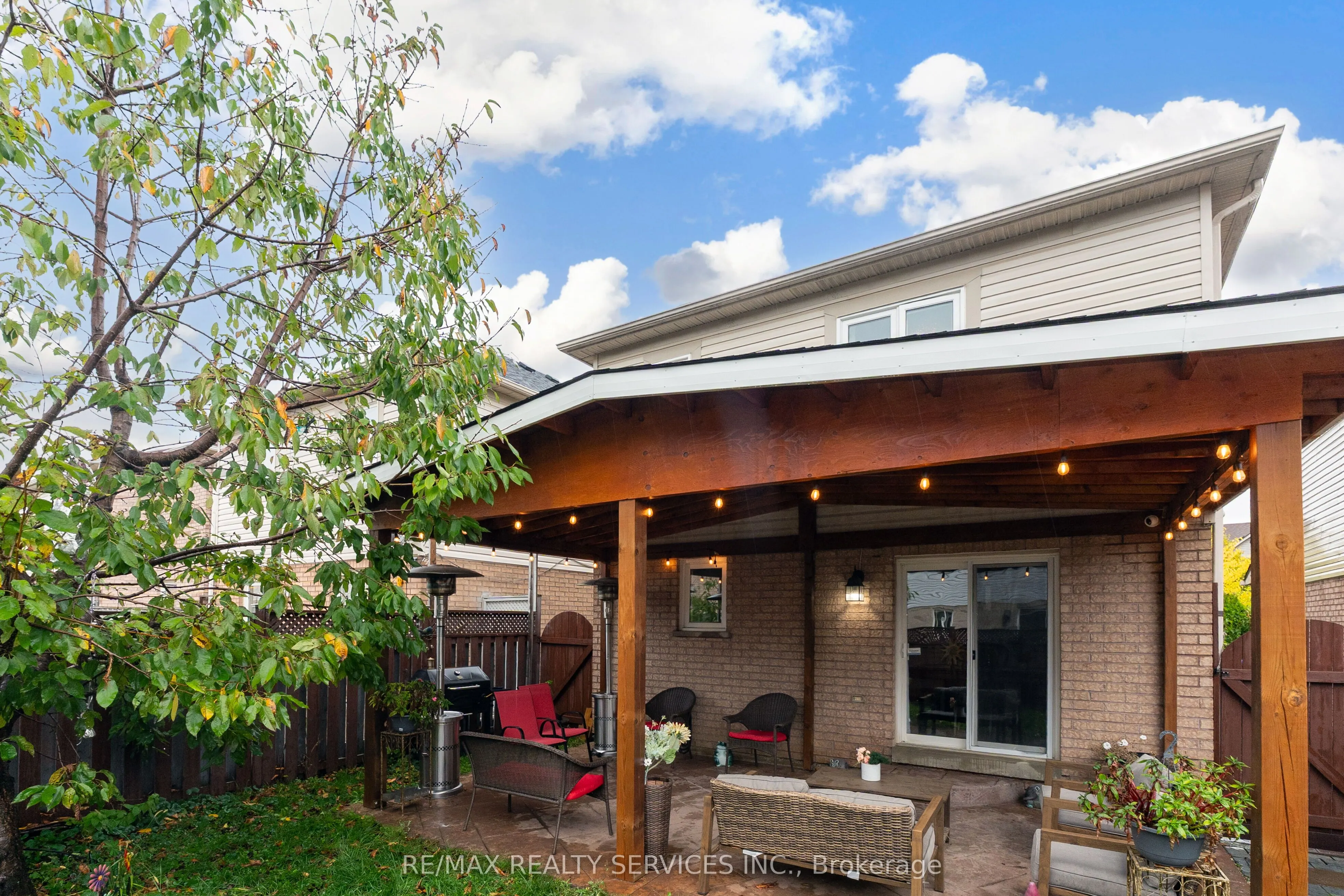 8 Ridgemore Crescent