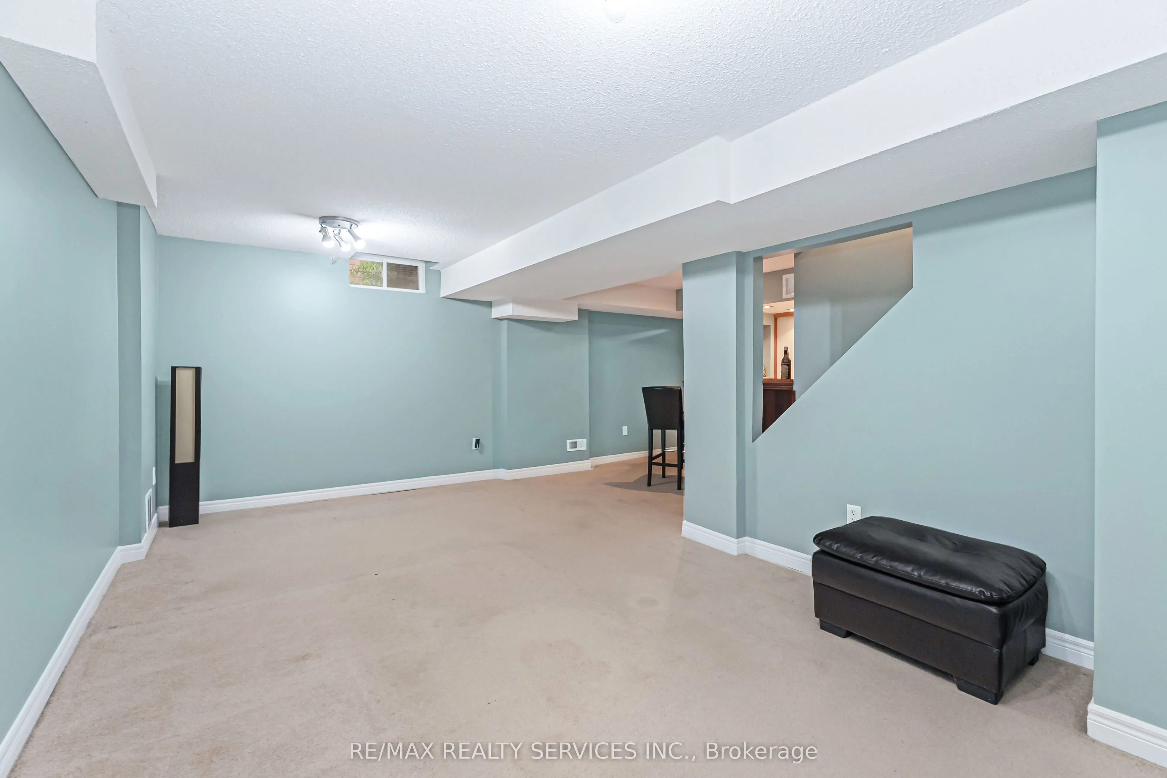 8 Ridgemore Crescent