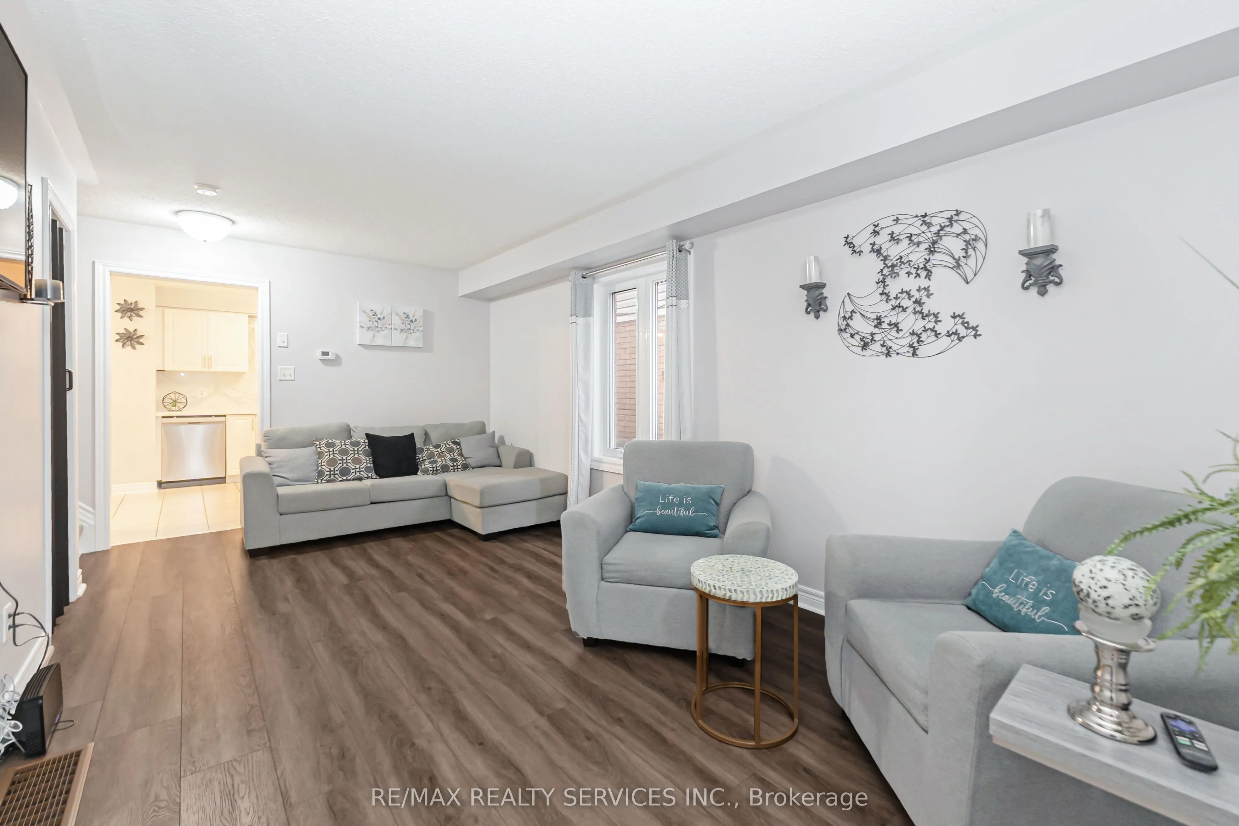 8 Ridgemore Crescent