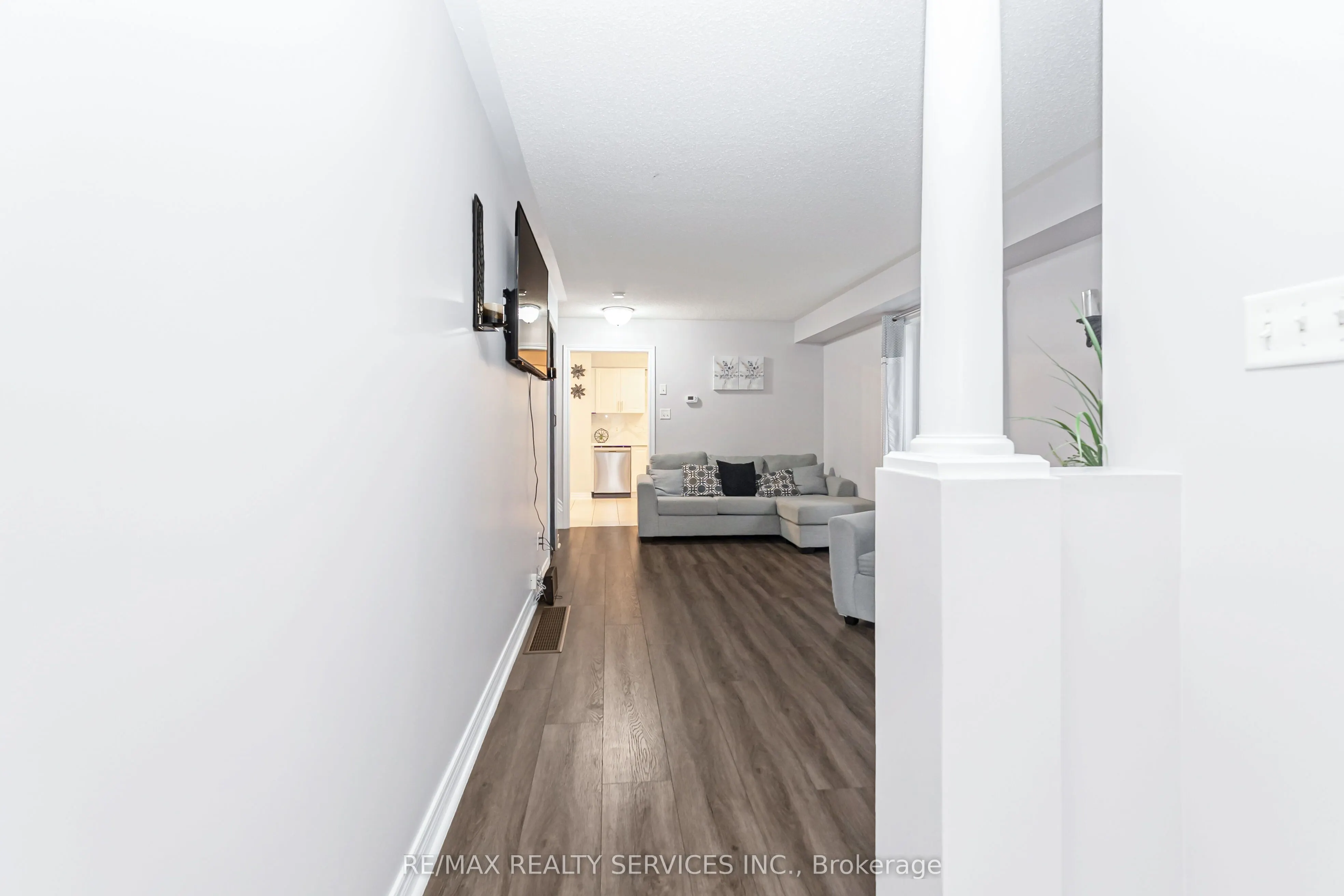 8 Ridgemore Crescent