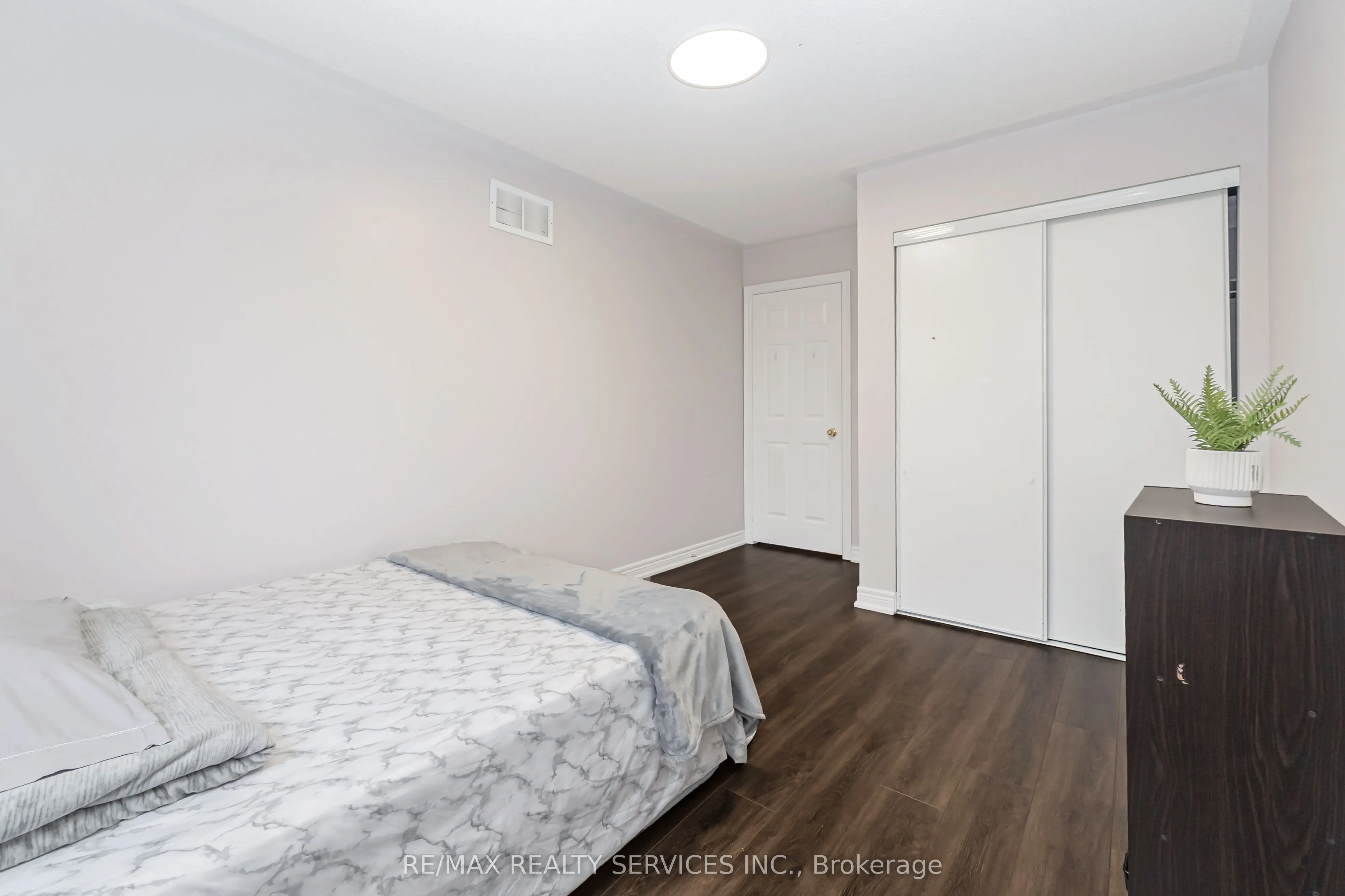 8 Ridgemore Crescent
