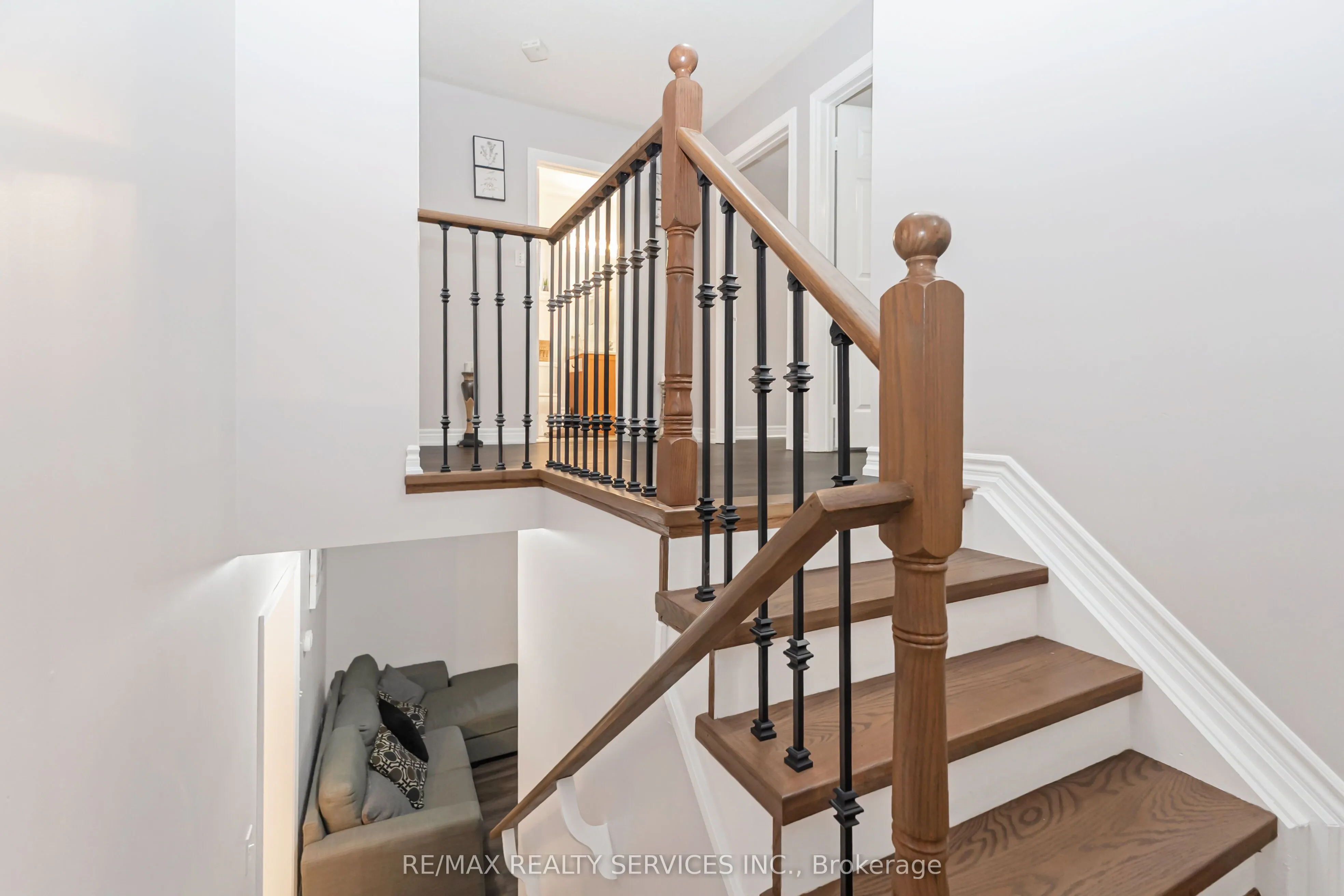 8 Ridgemore Crescent