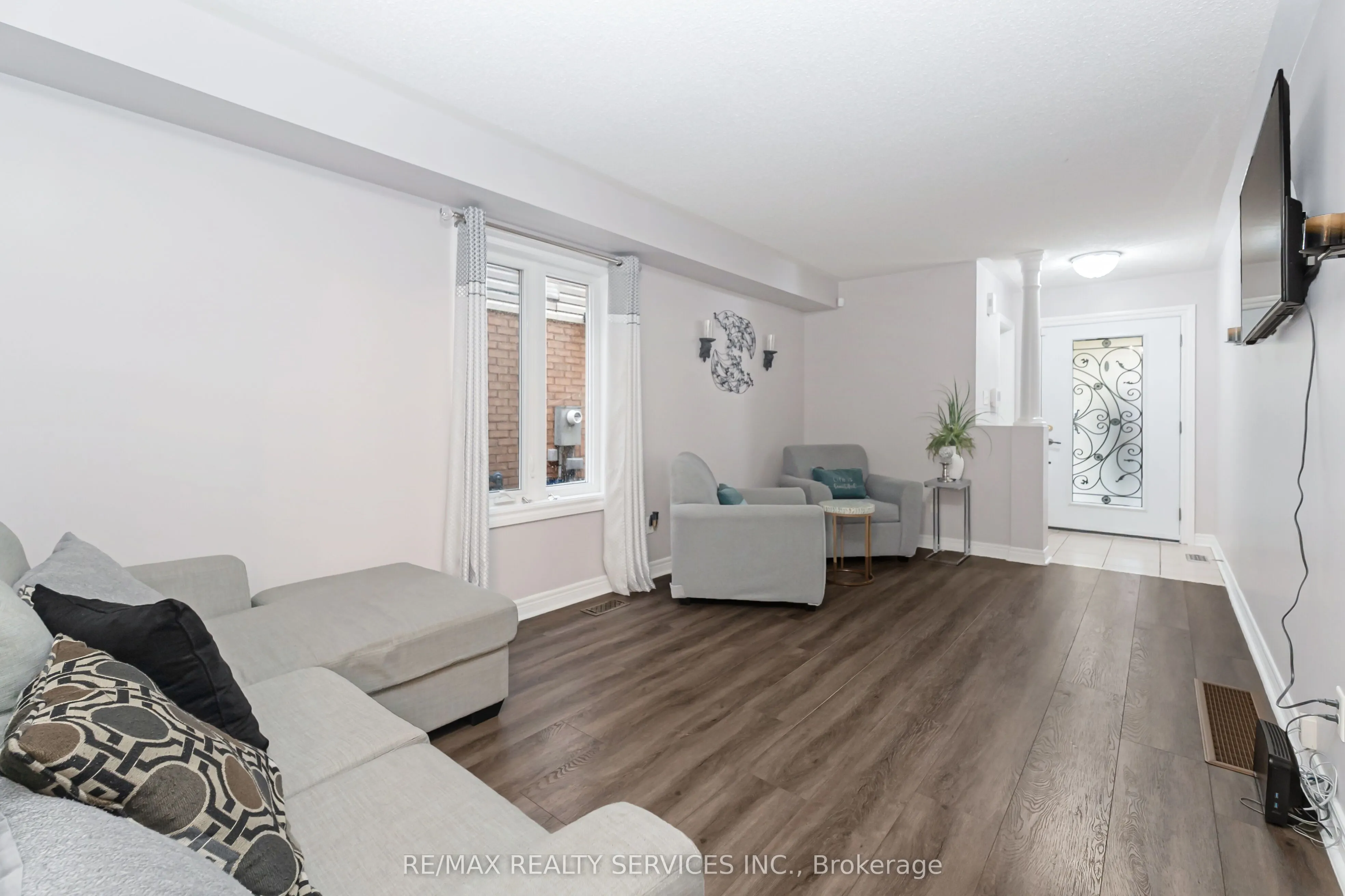 8 Ridgemore Crescent