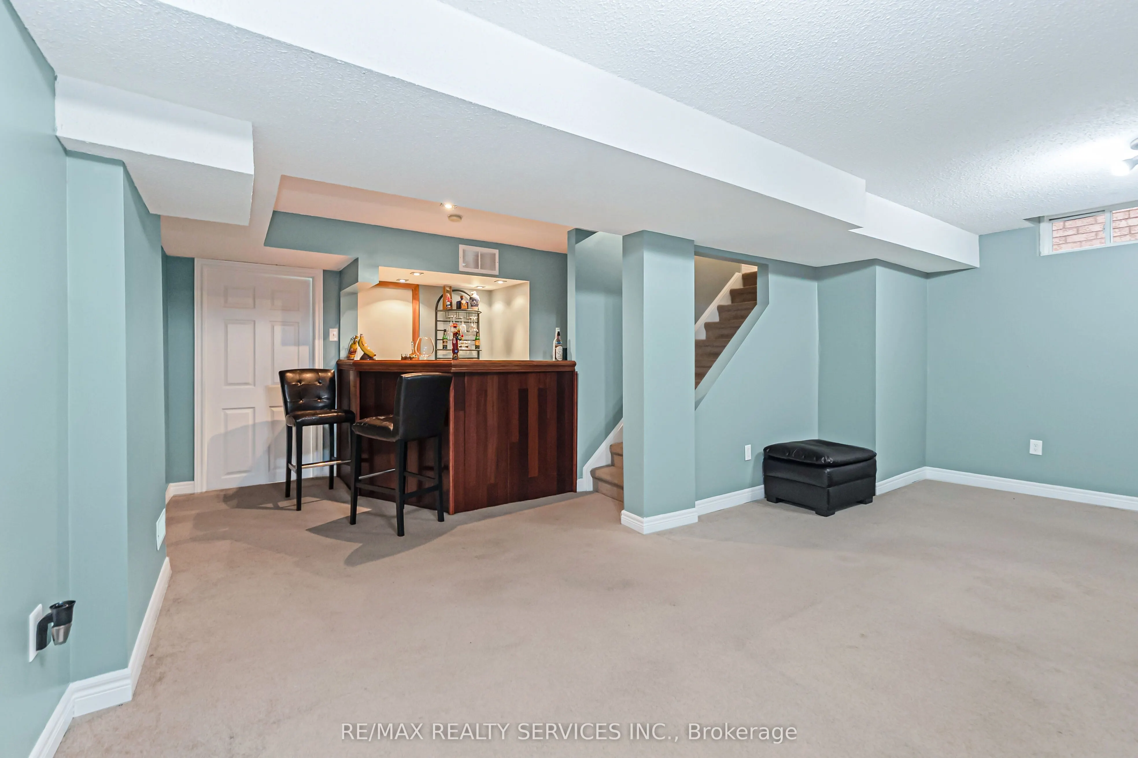 8 Ridgemore Crescent