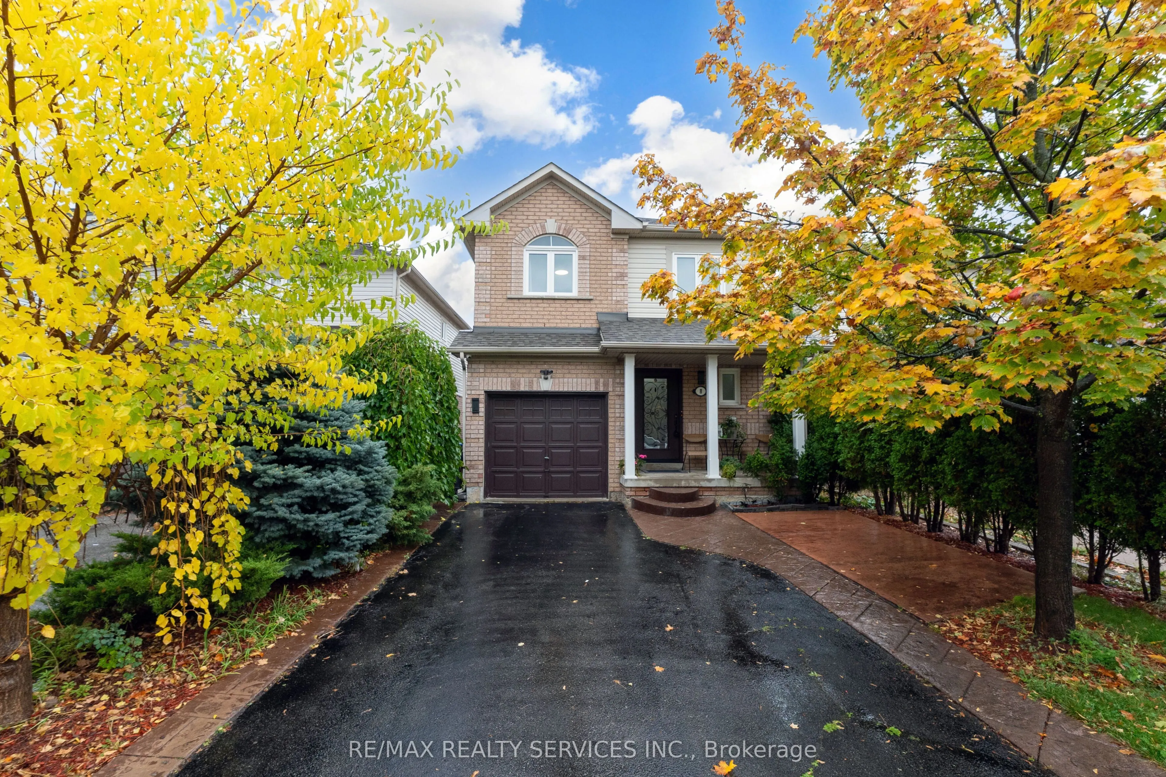8 Ridgemore Crescent