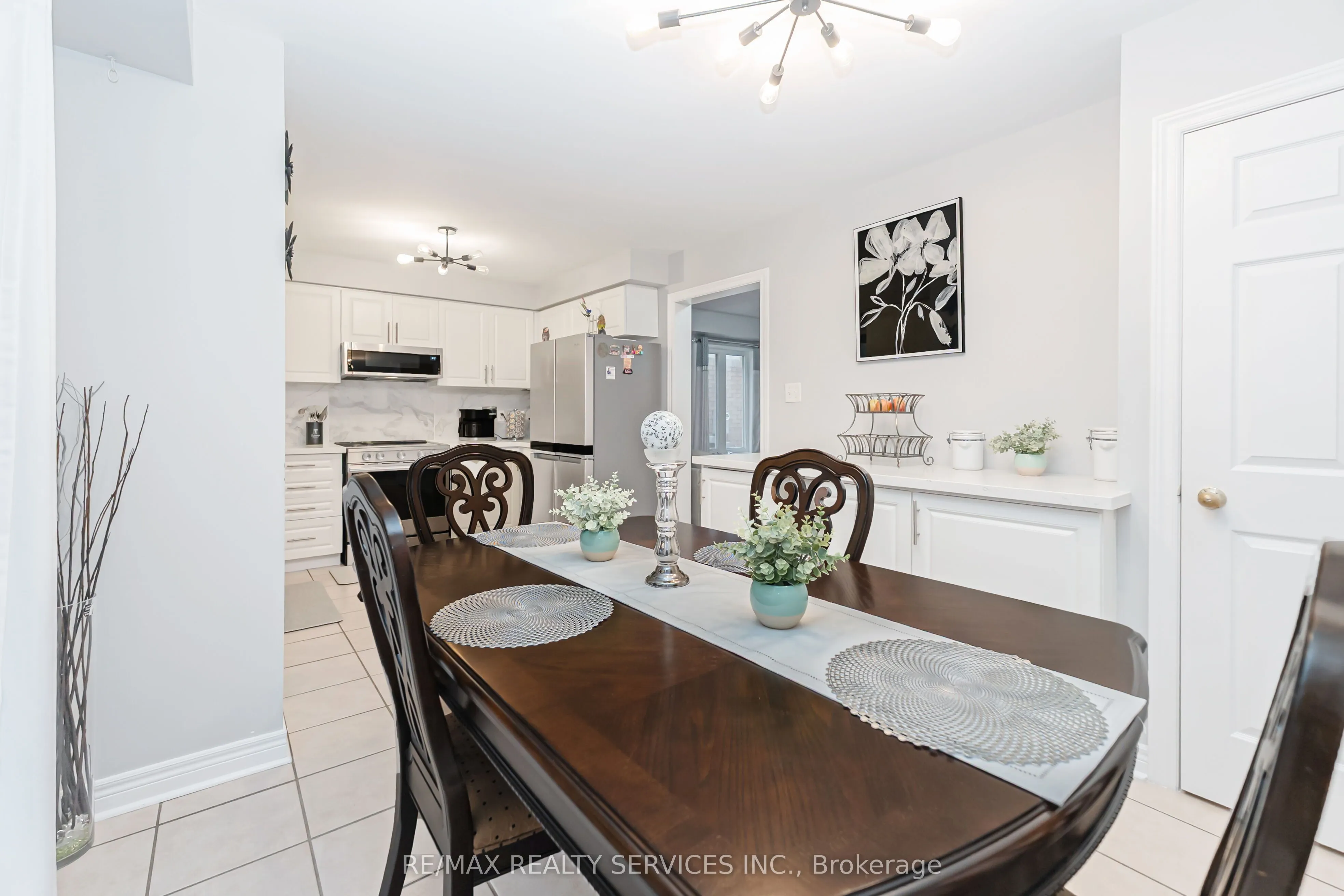 8 Ridgemore Crescent