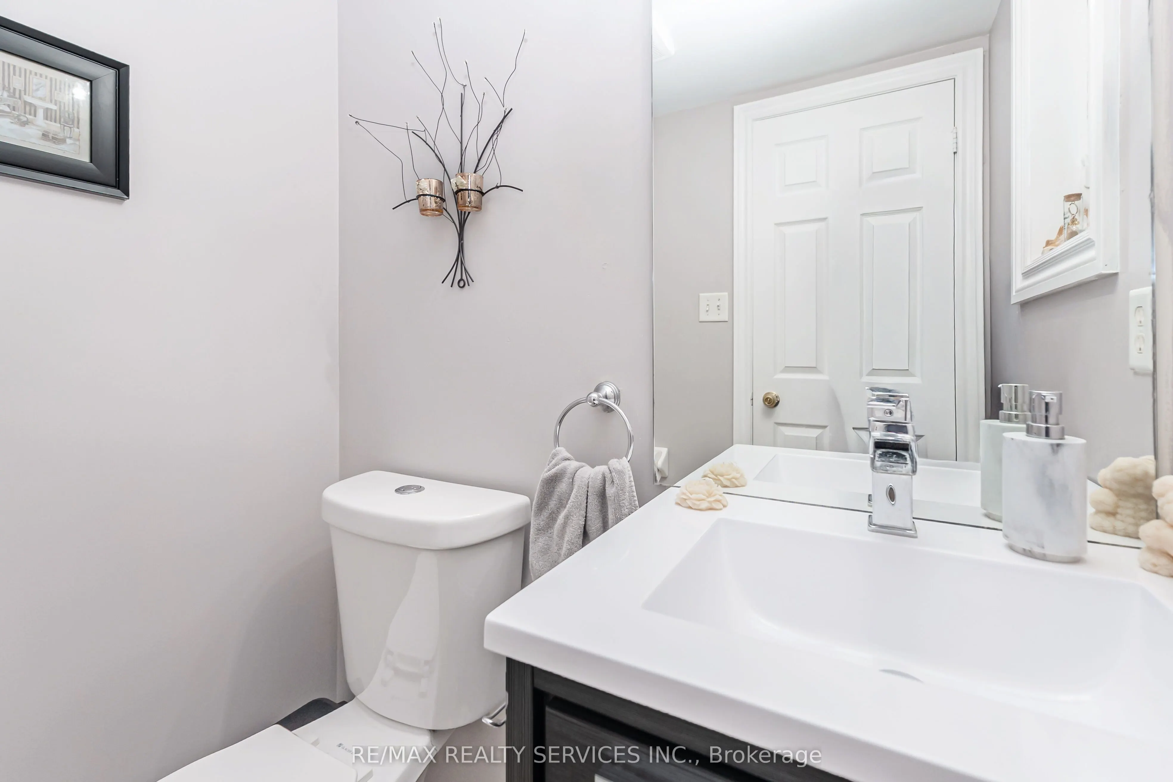 8 Ridgemore Crescent