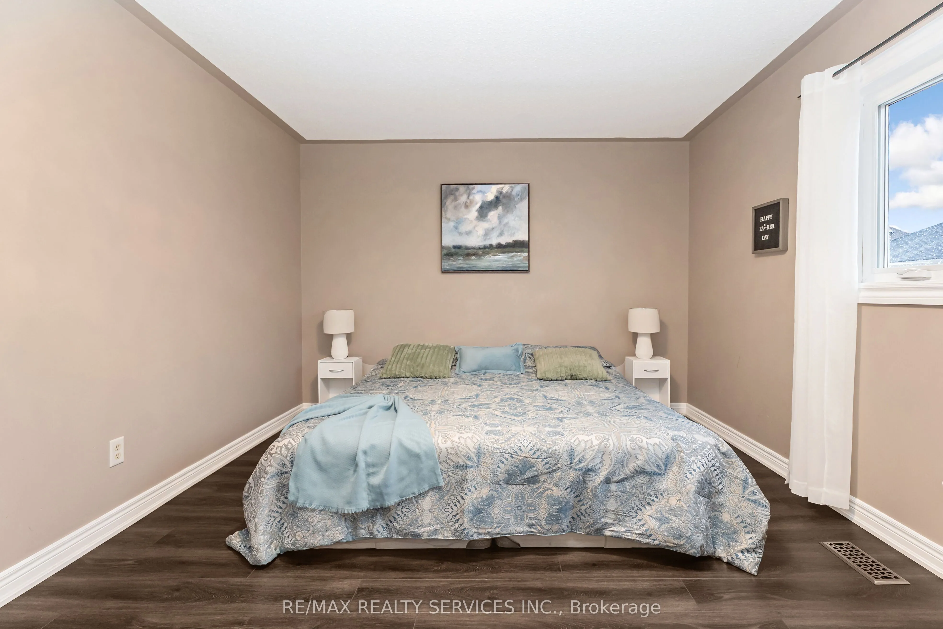 8 Ridgemore Crescent