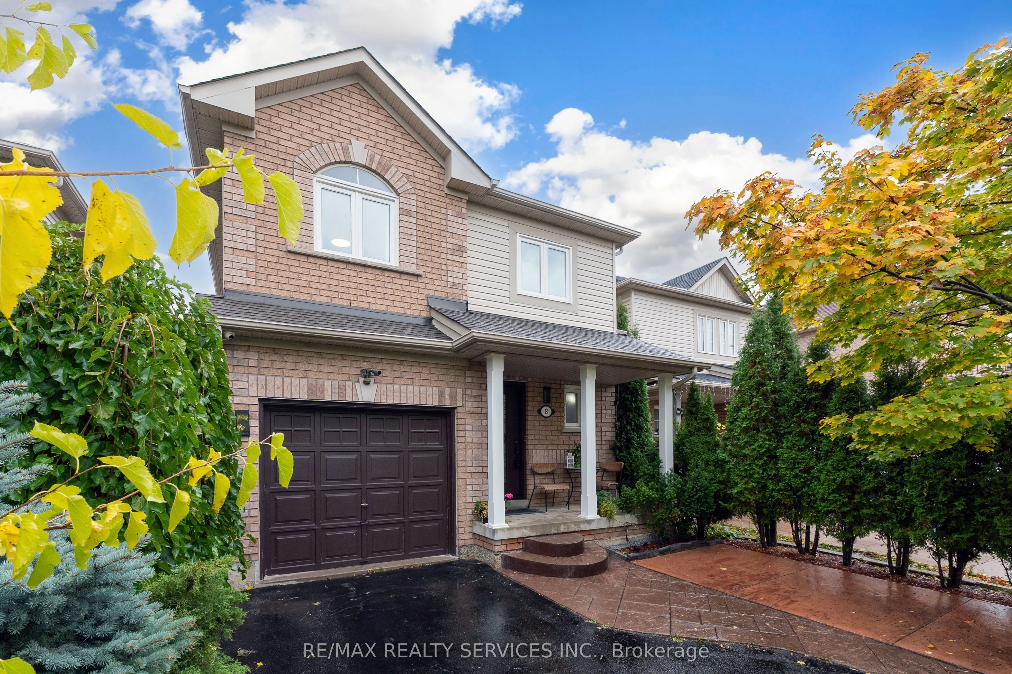8 Ridgemore Crescent