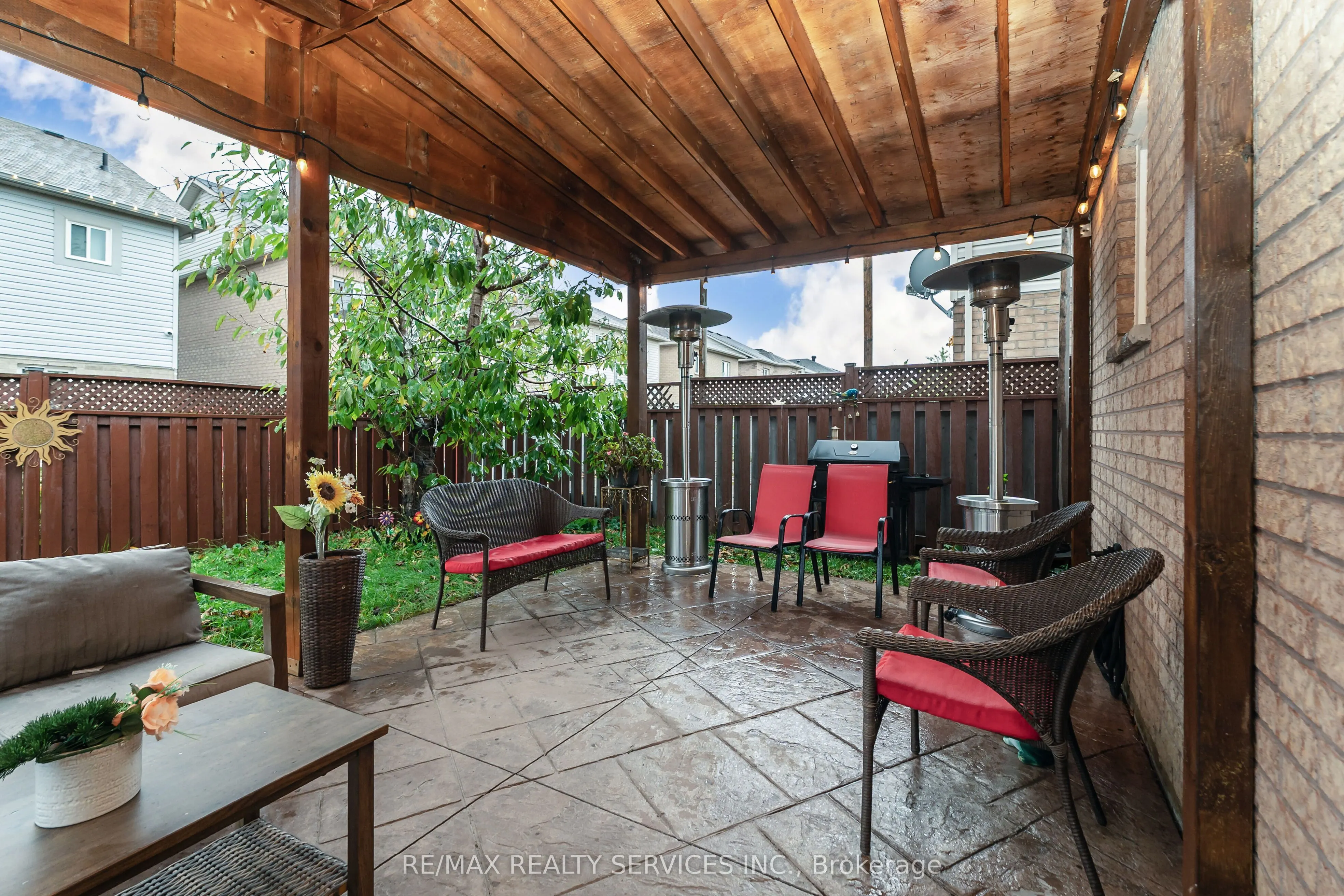 8 Ridgemore Crescent