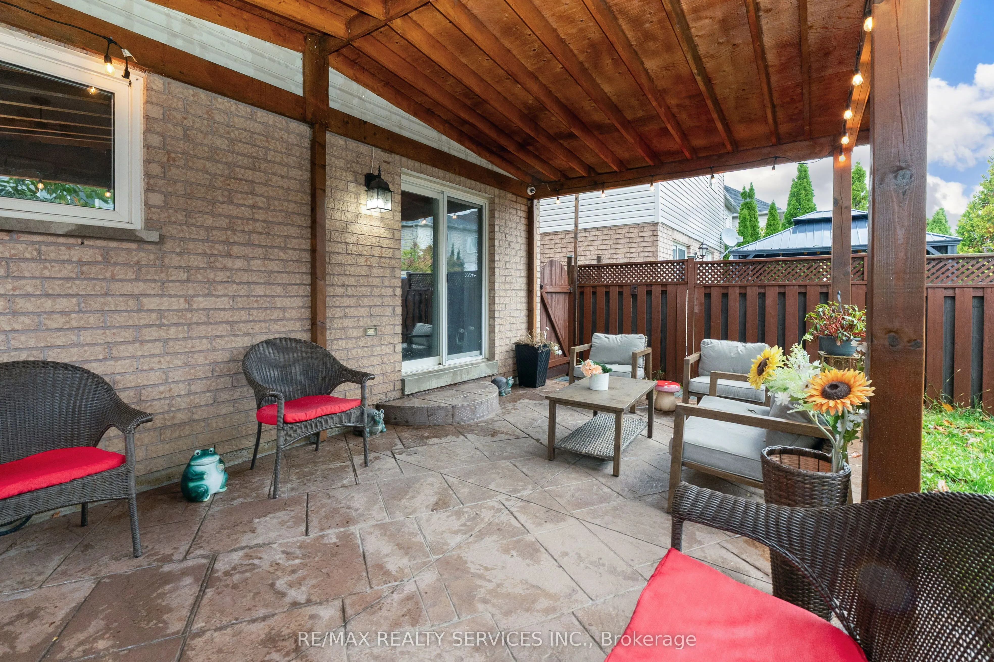 8 Ridgemore Crescent
