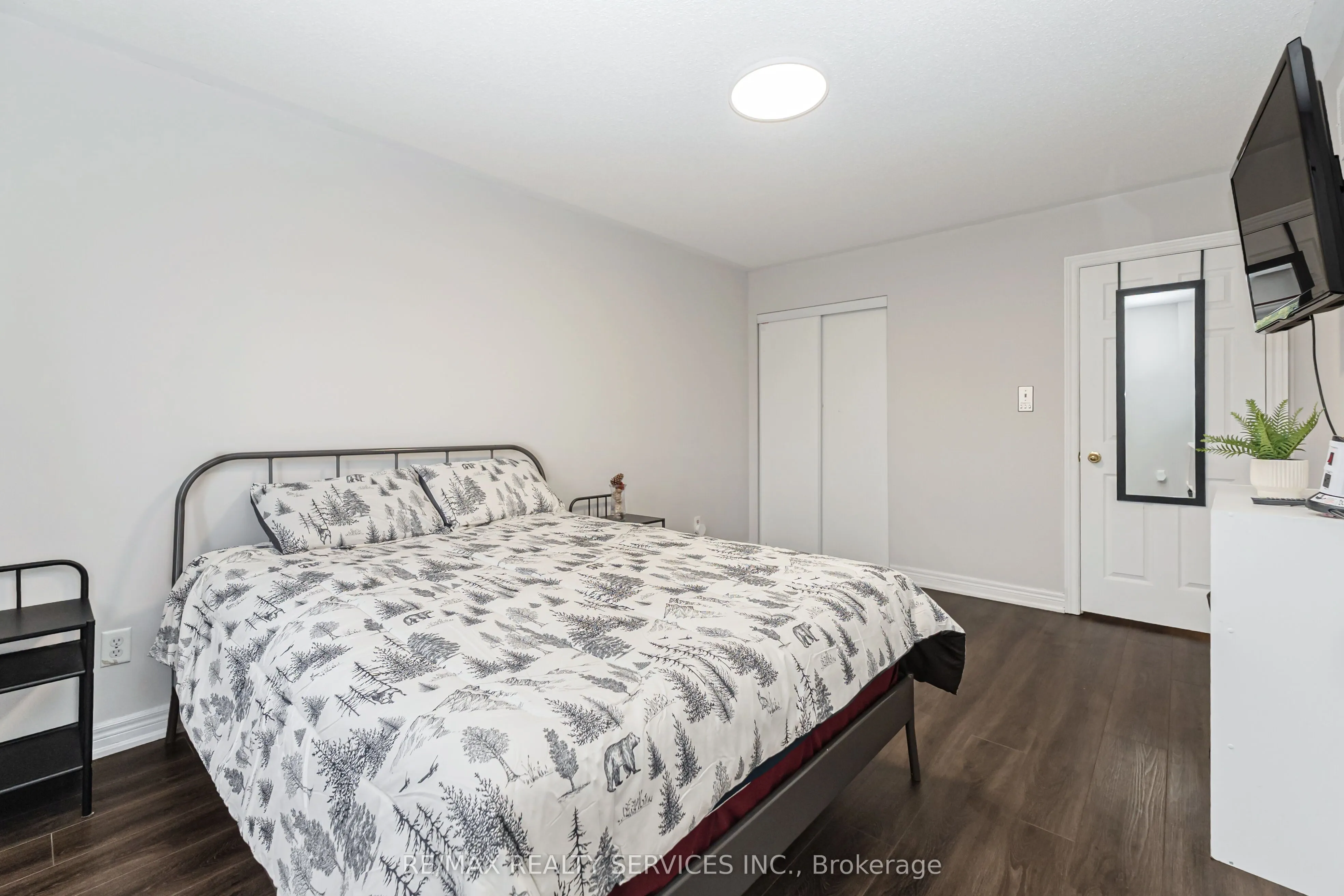 8 Ridgemore Crescent