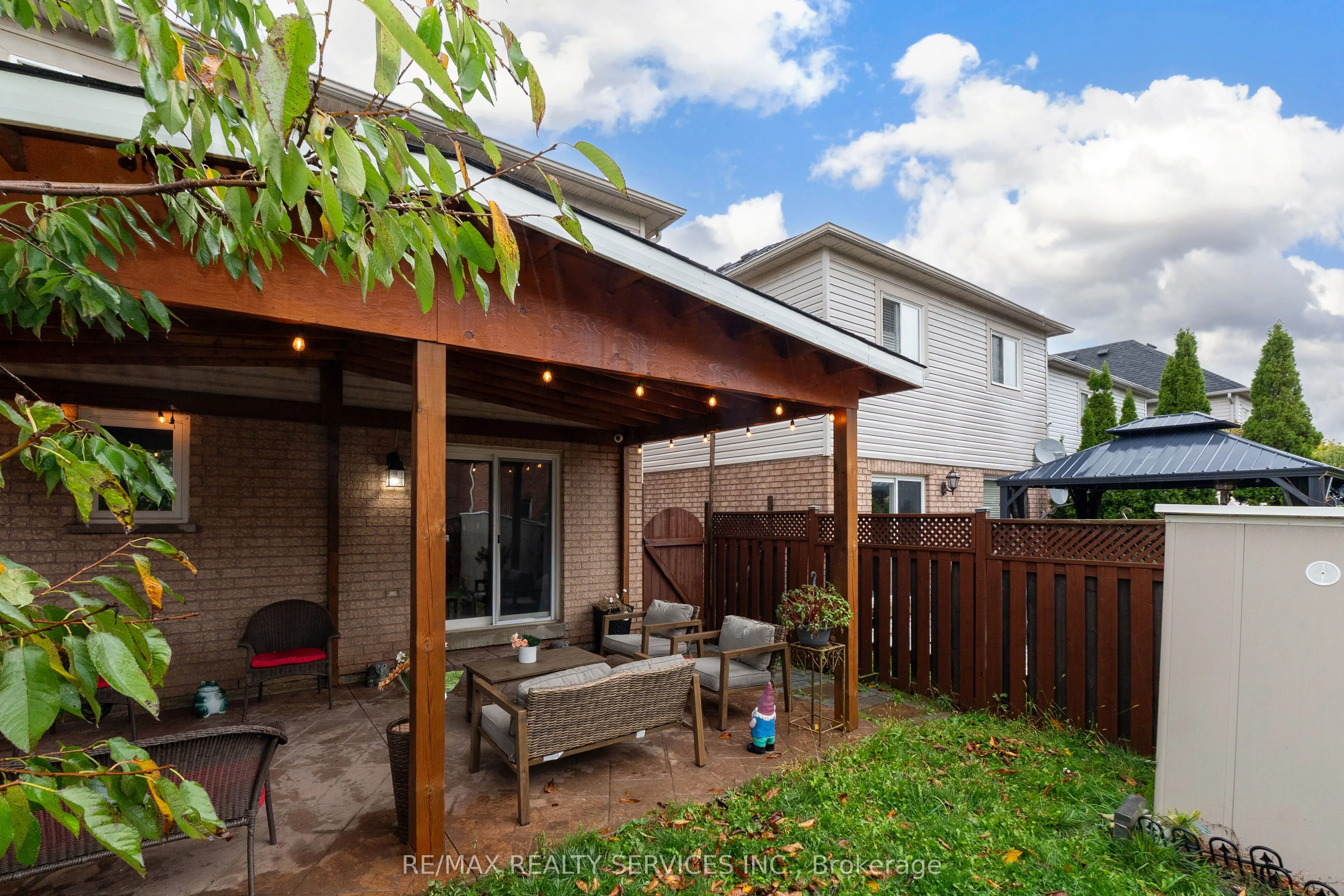 8 Ridgemore Crescent