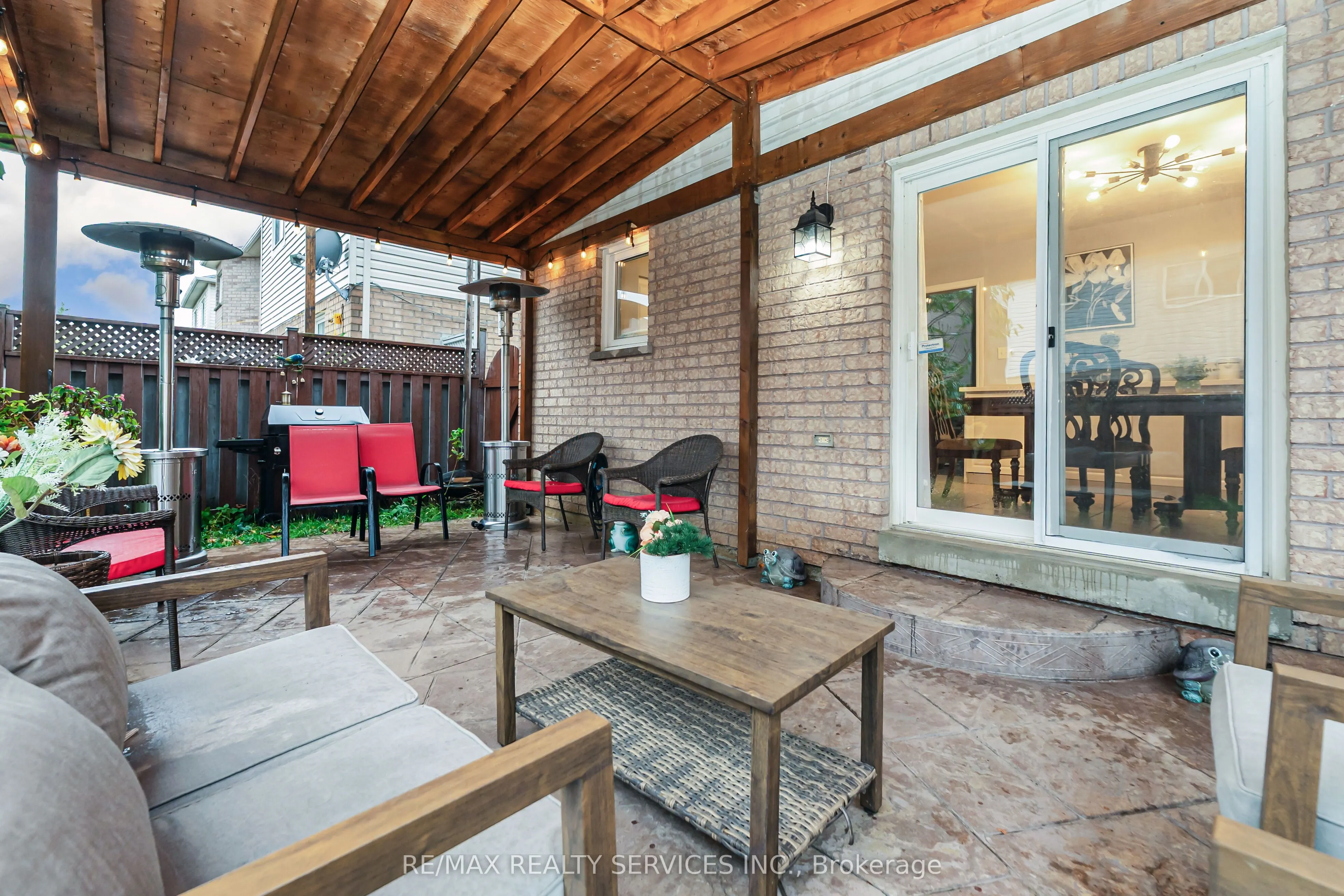 8 Ridgemore Crescent