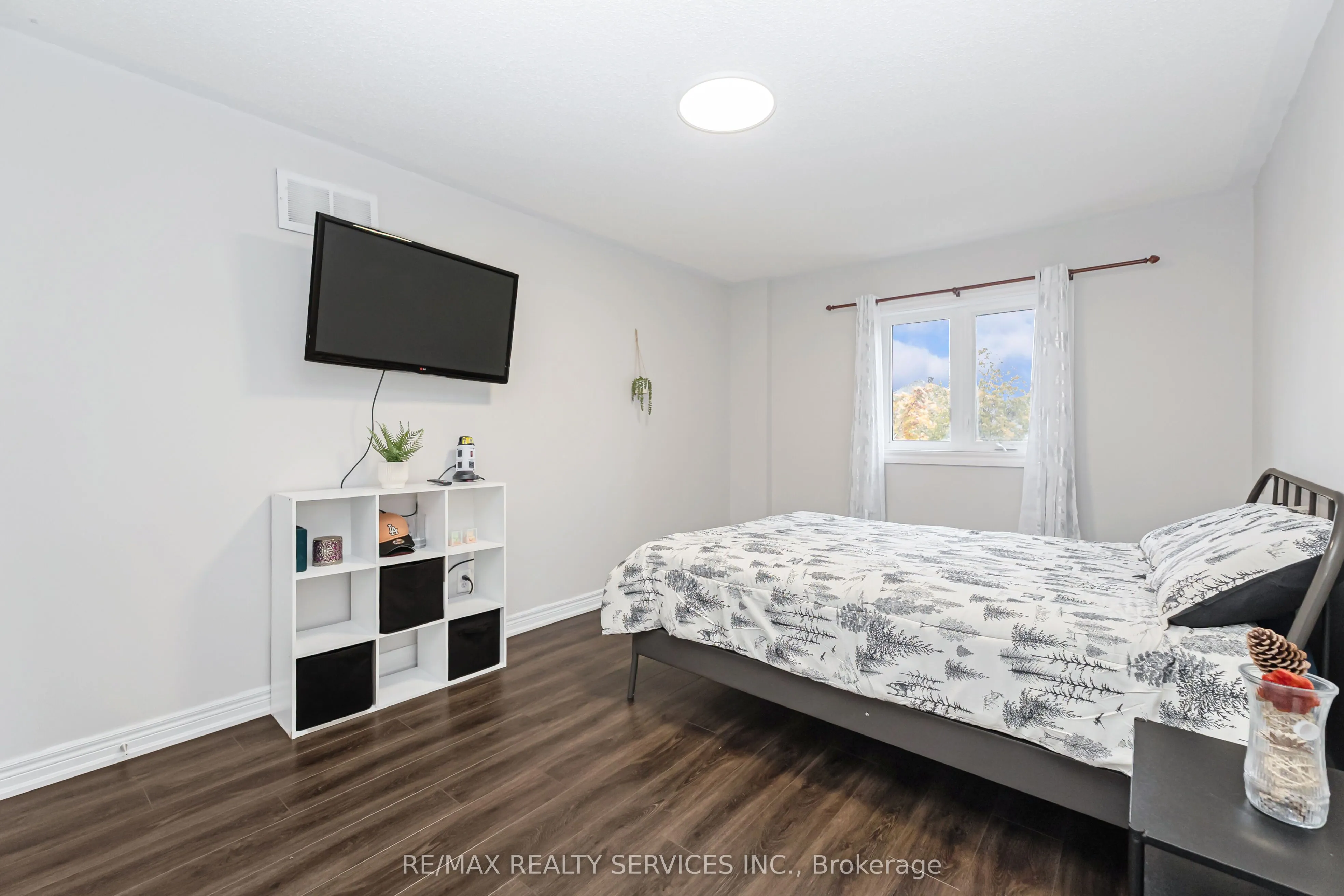 8 Ridgemore Crescent