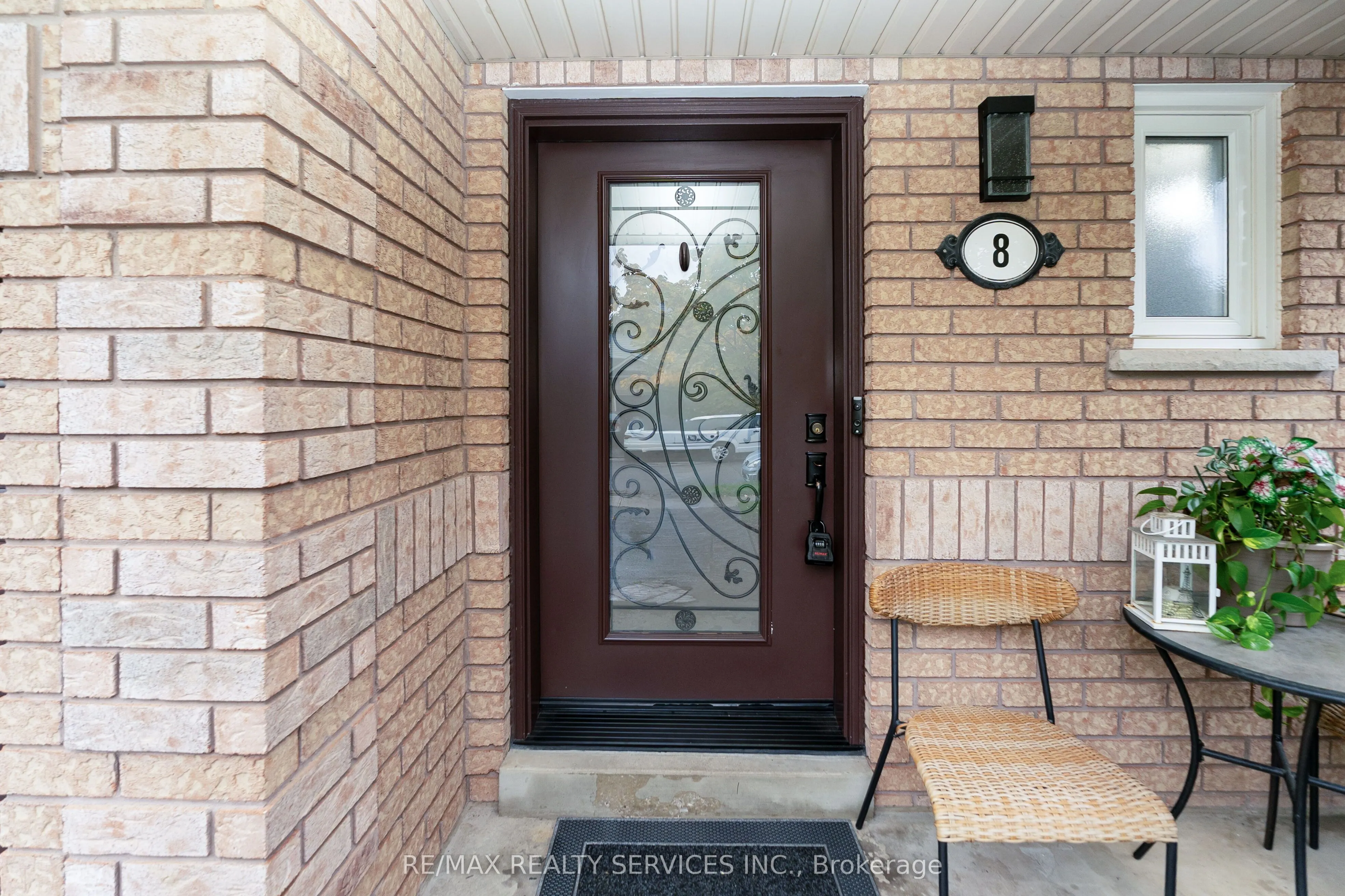 8 Ridgemore Crescent