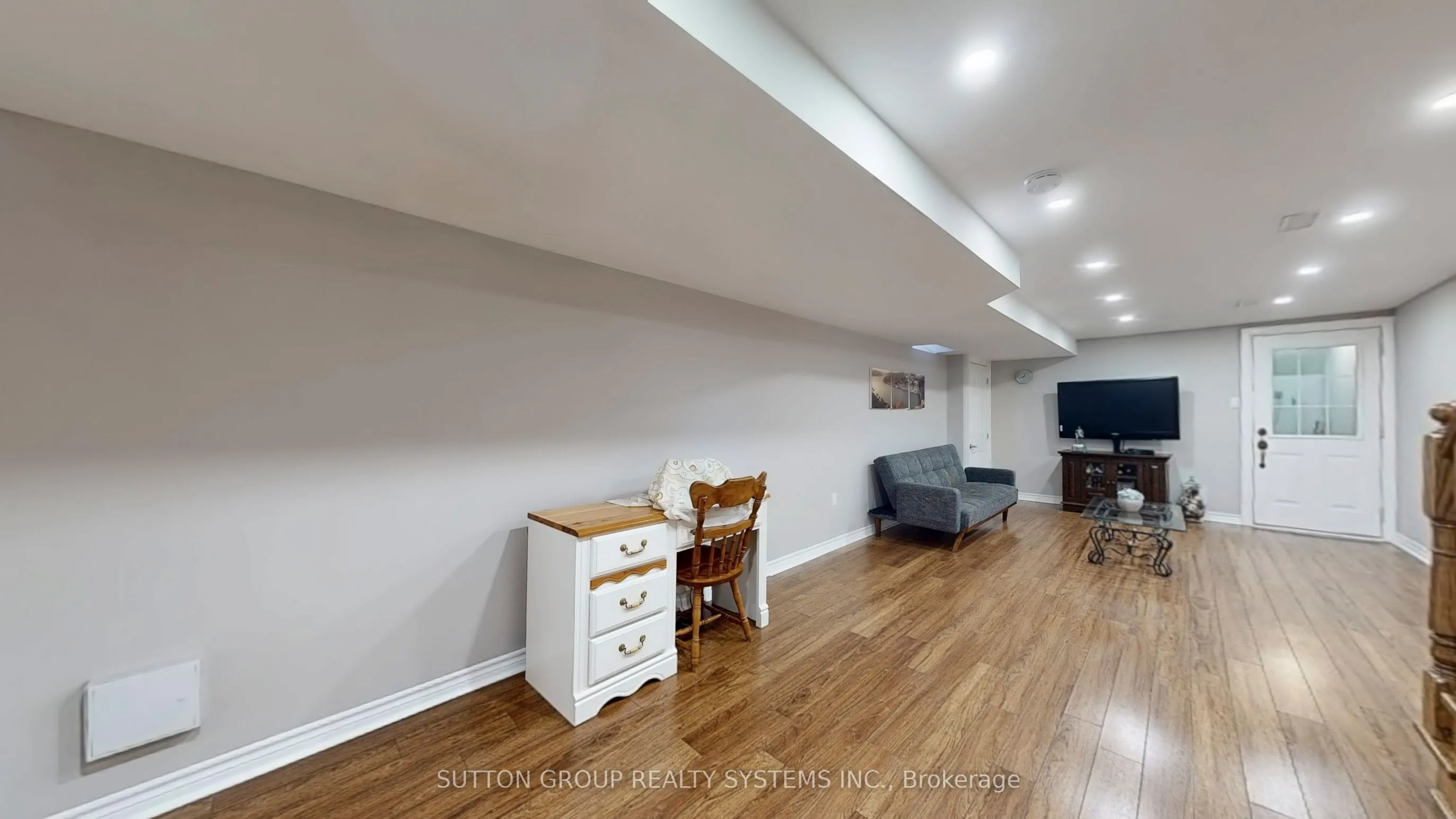 24 Chambers Avenue