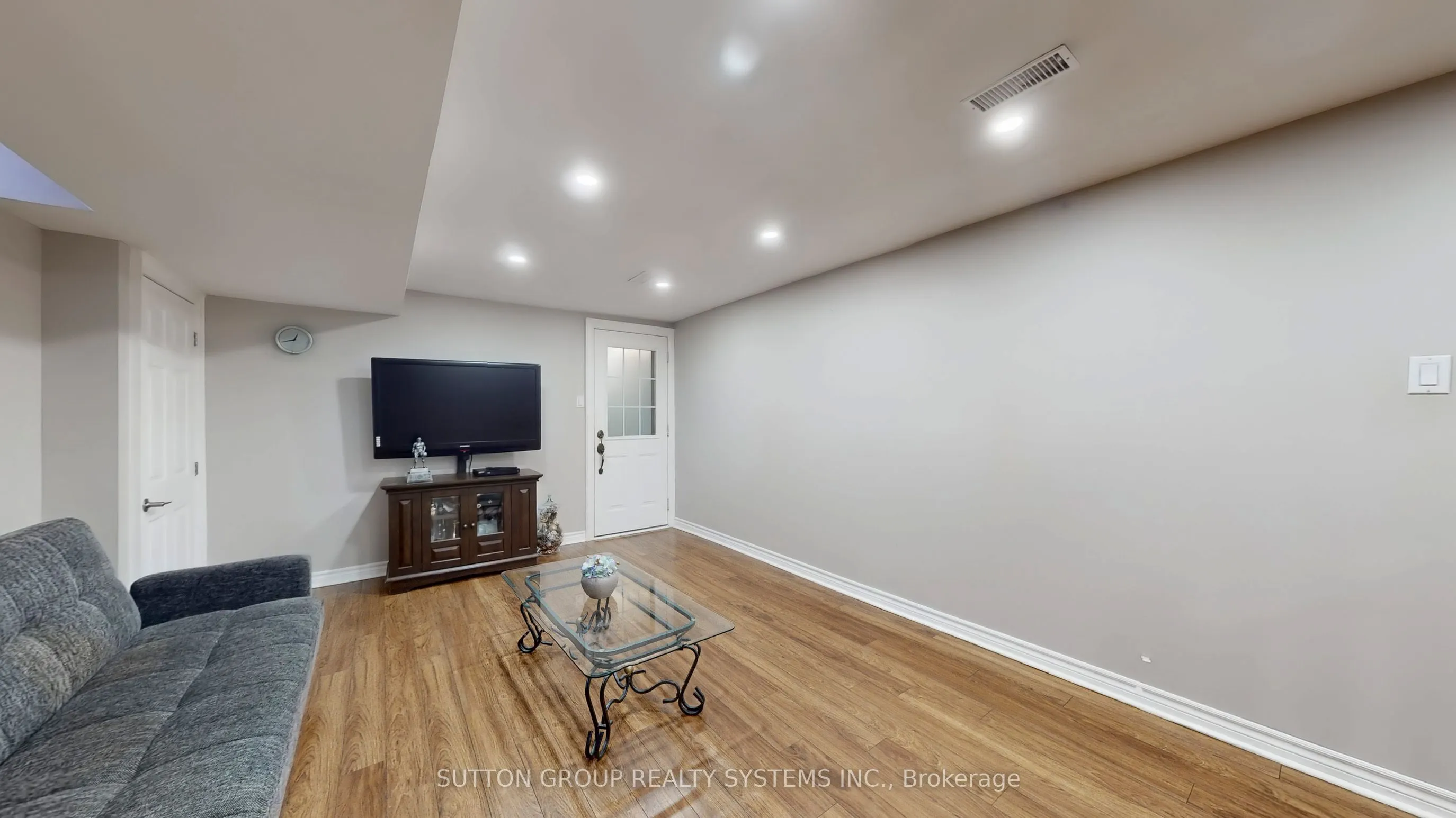 24 Chambers Avenue