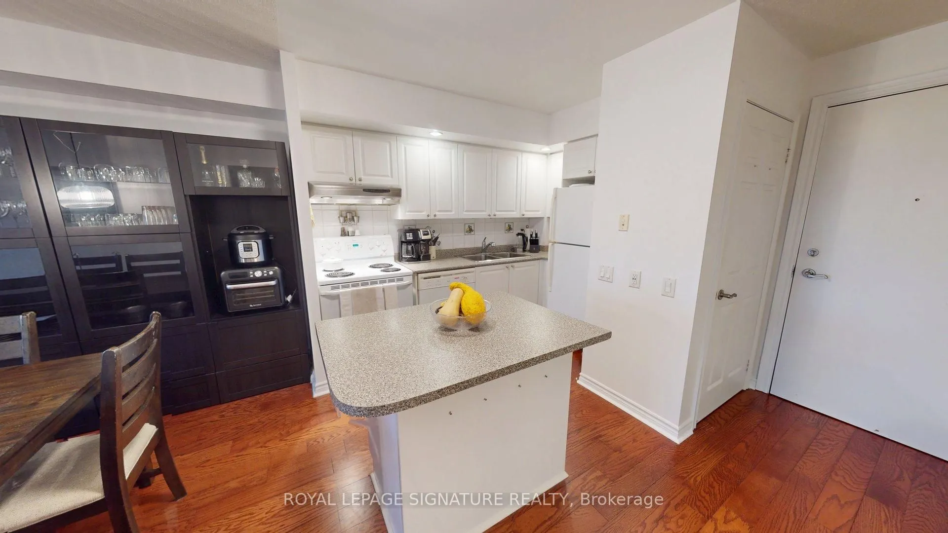 5229 Dundas Street W, #207
