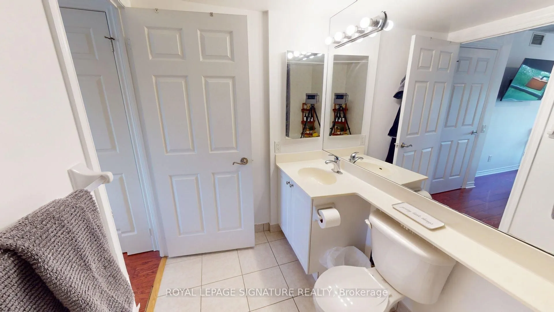 5229 Dundas Street W, #207