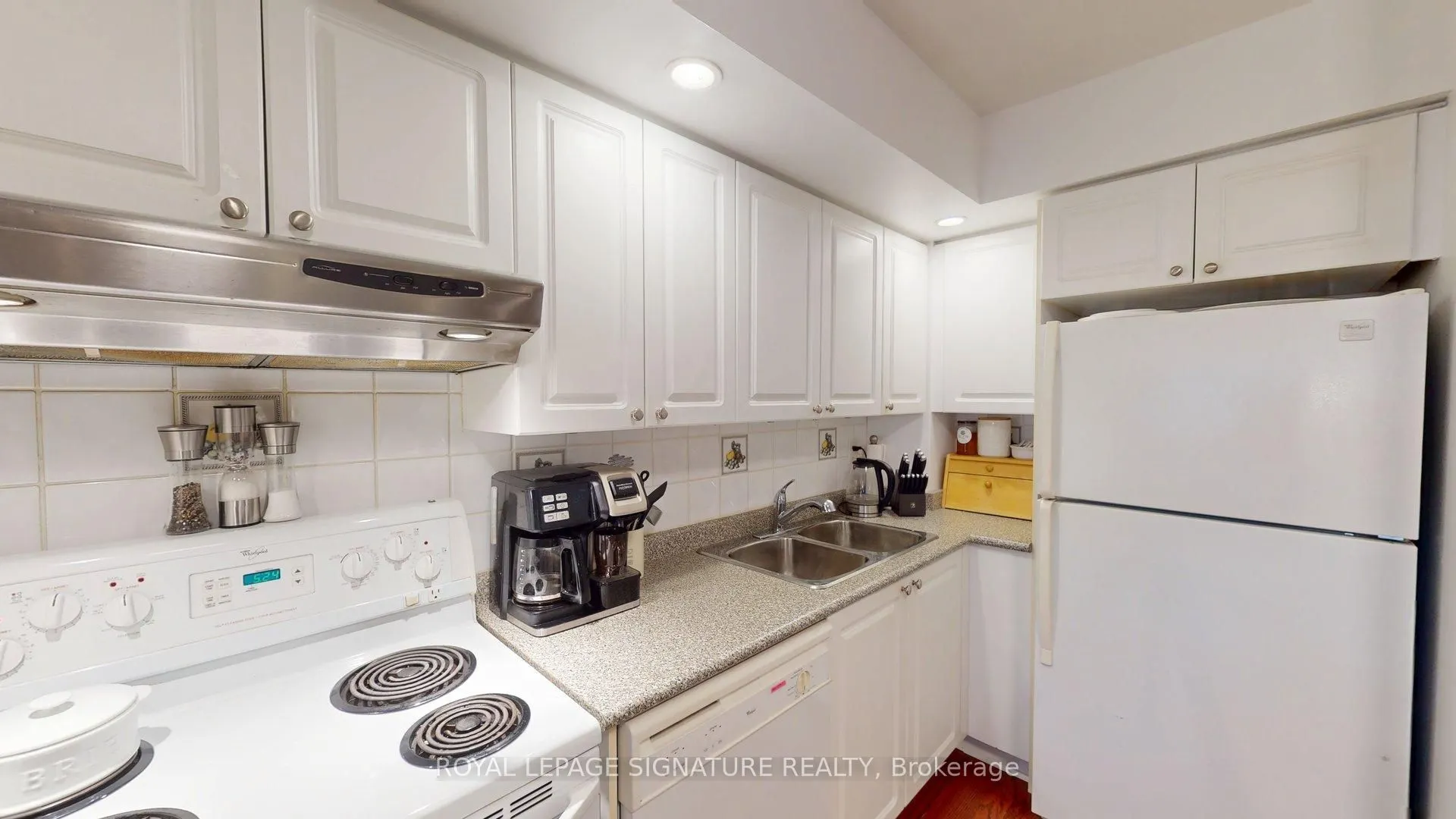 5229 Dundas Street W, #207