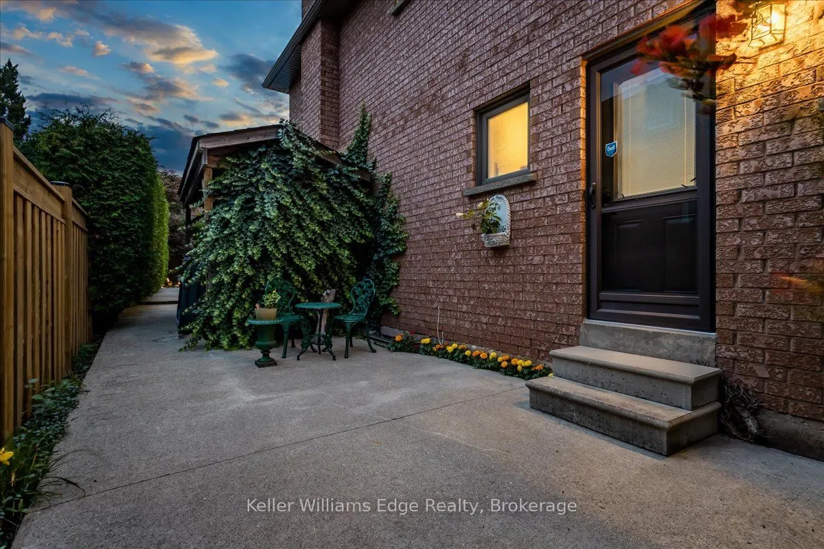 1121 Manor Road