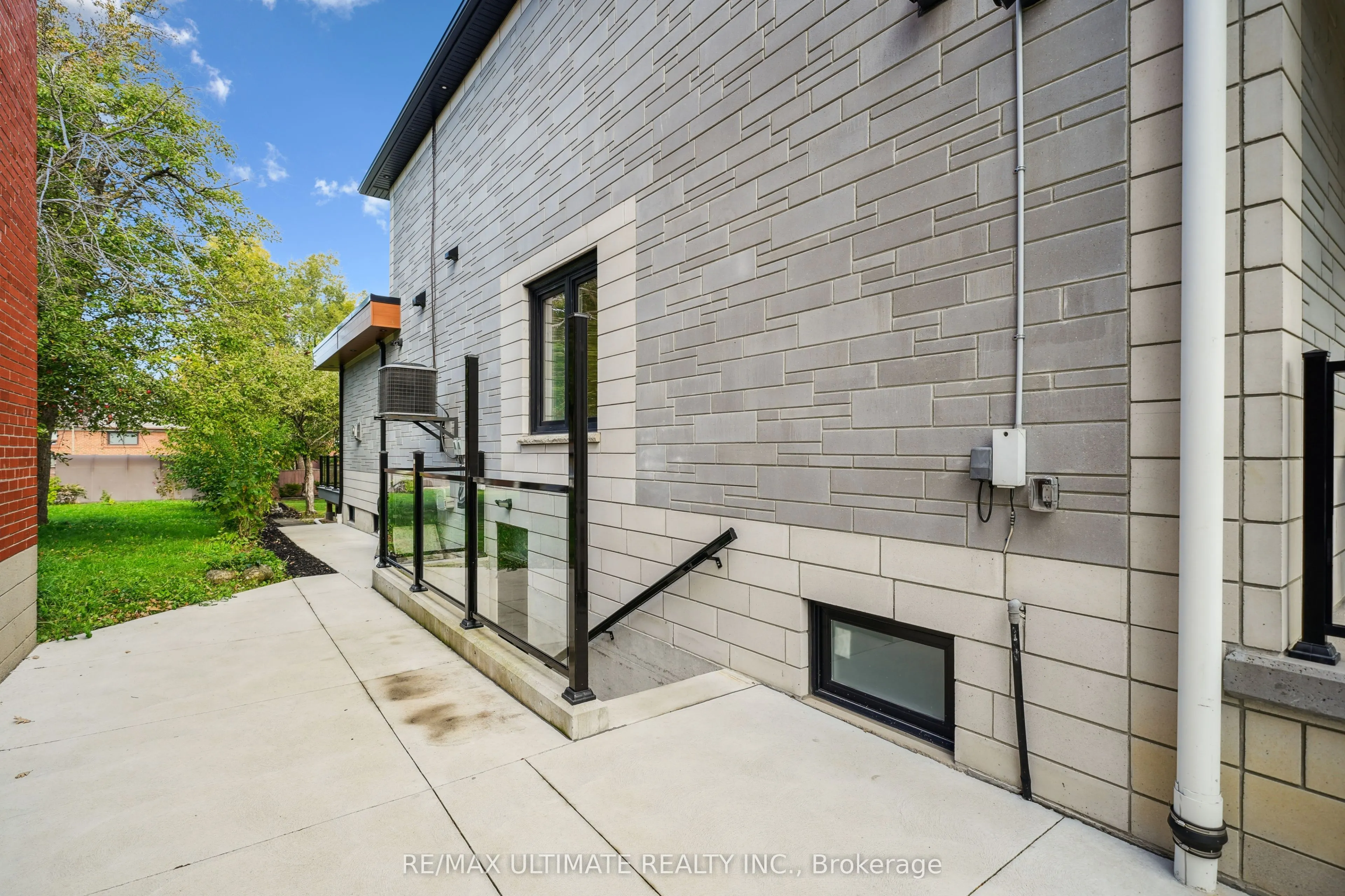 212 Queenslea Avenue
