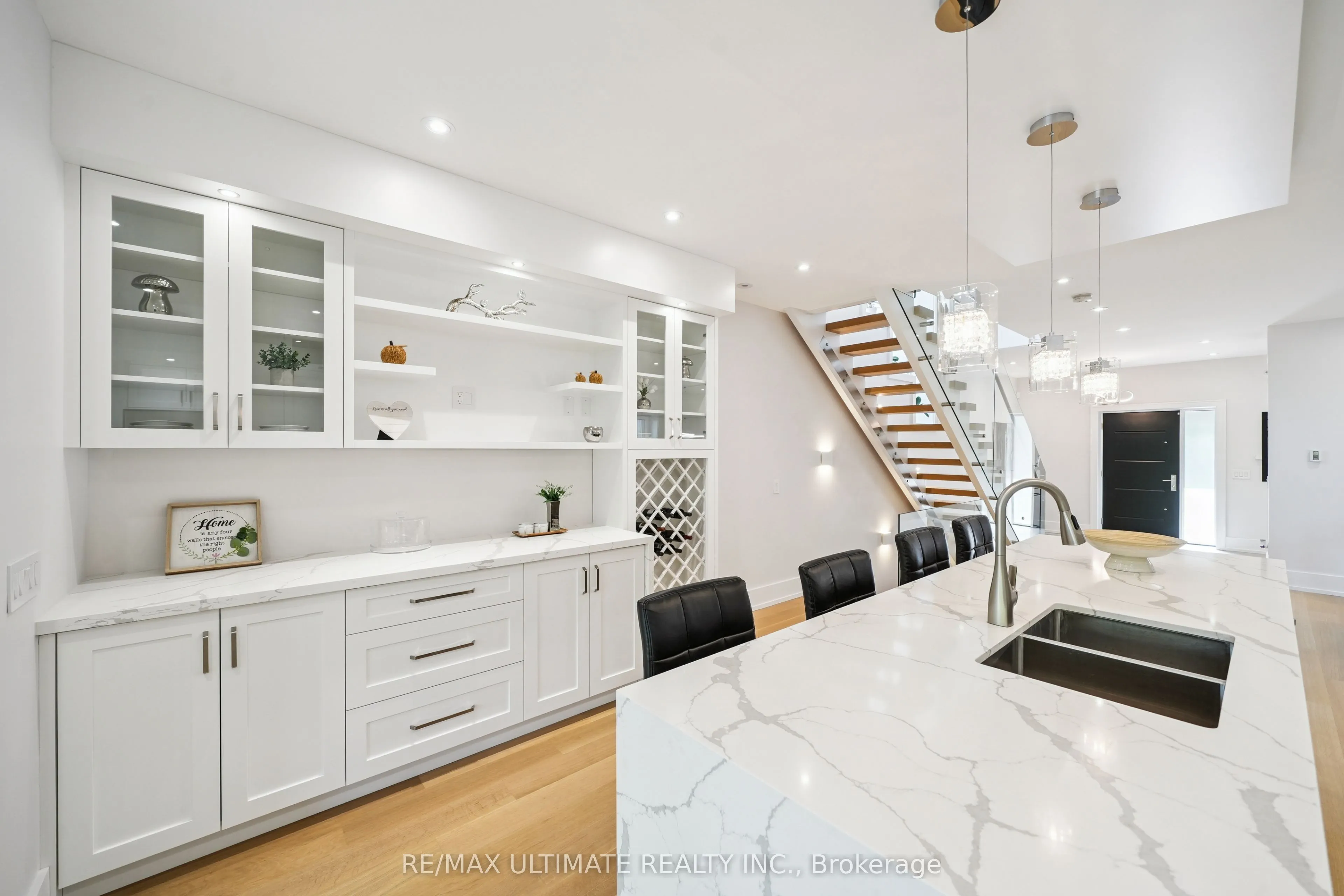 212 Queenslea Avenue